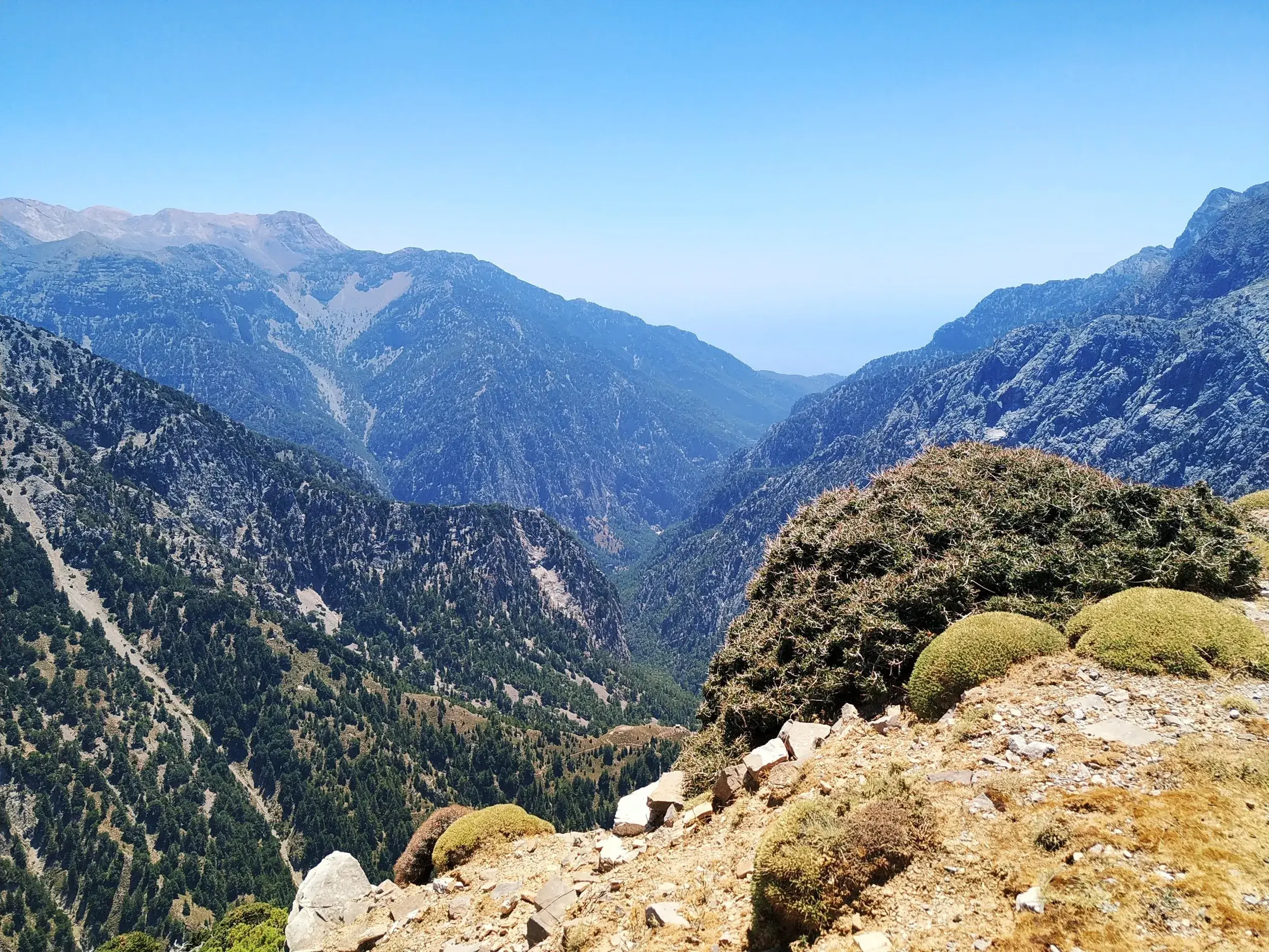 Panoramablick vom Gipfel des Gingilos in die tiefe Samaria-Schlucht, umgeben von der Bergwelt der Lefka Ori auf Kreta.