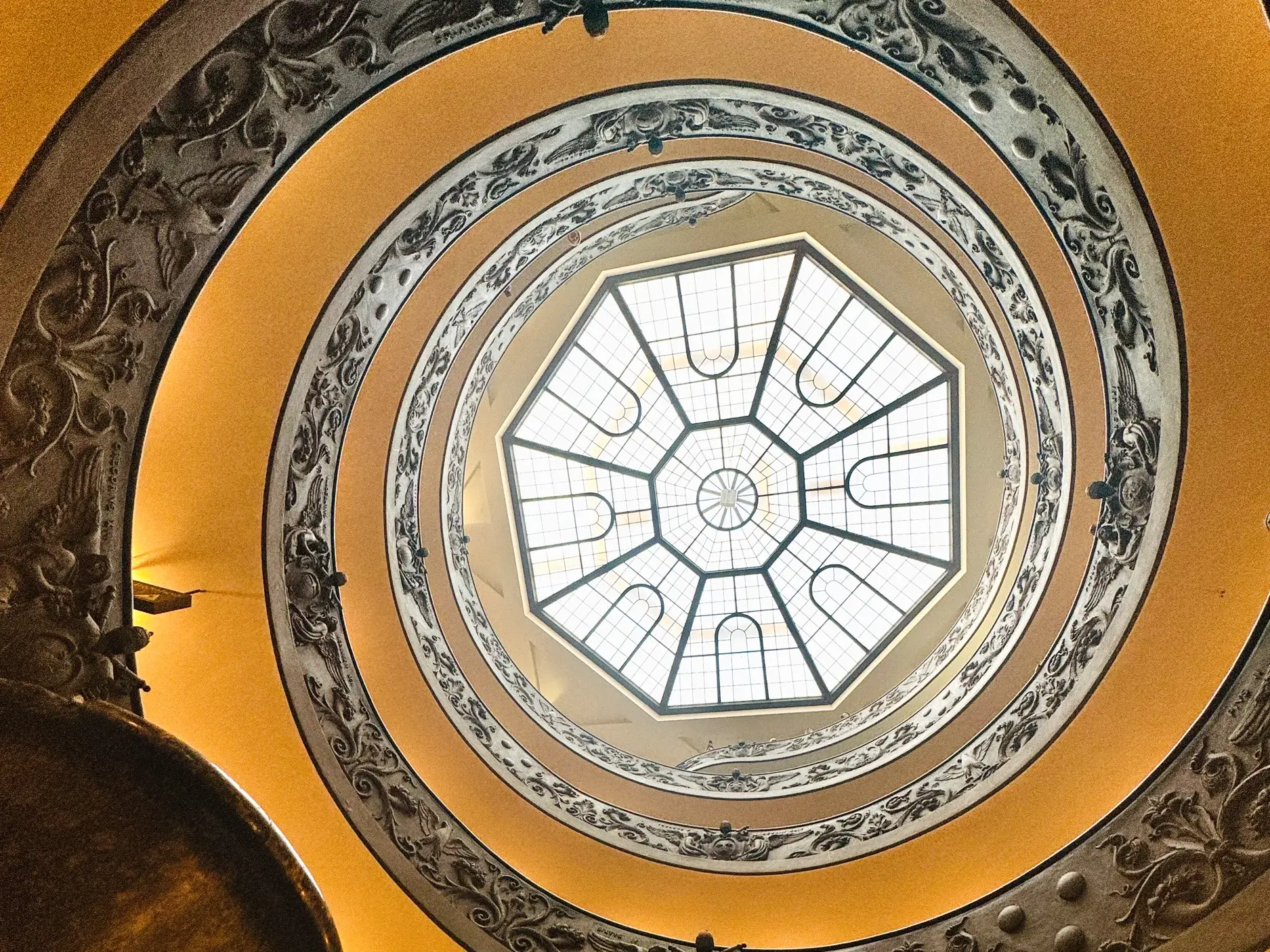 Blick nach oben durch die berühmte Doppelhelix-Wendeltreppe in den Vatikanischen Museen während einer Studienreise in Rom.