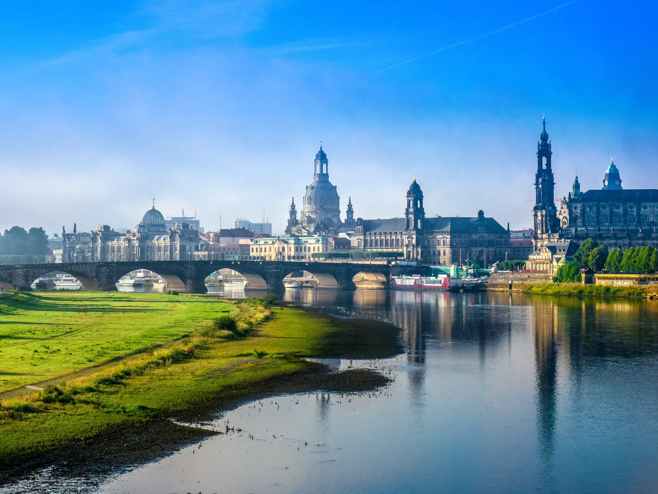 Blick über die Elbe auf die Altstadt Dresdens mit der Frauenkirche und Brücke