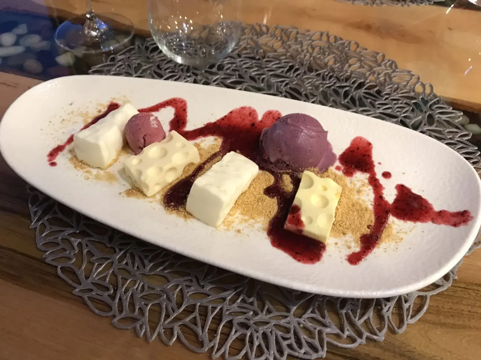 Künstlerisch angerichtetes Dessert aus Beereneis und weißer Schokolade in Käseoptik auf der Wanderreise in Aragonien.