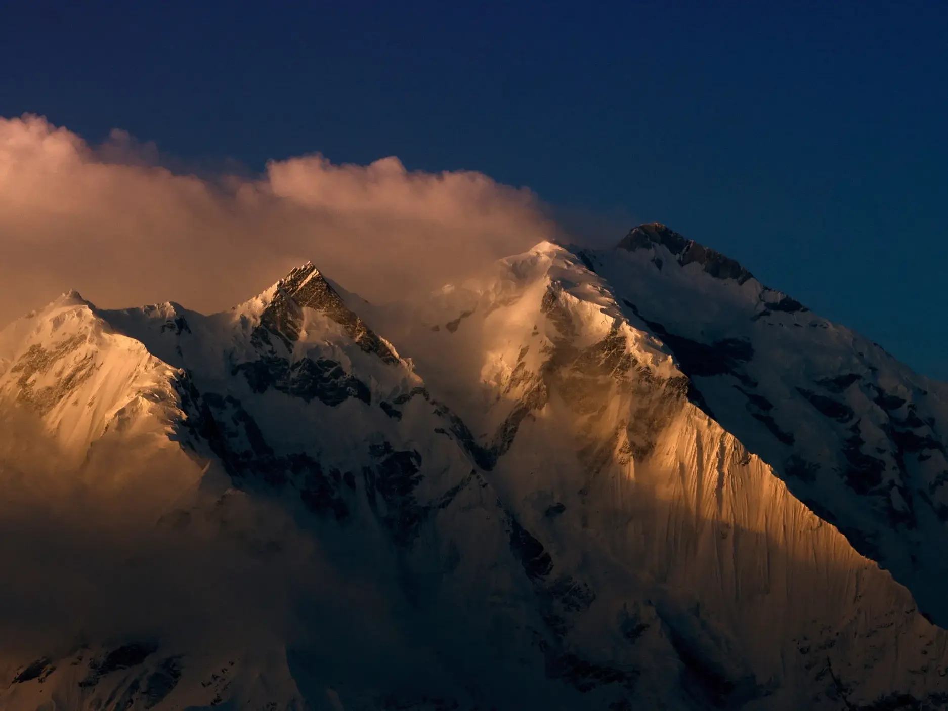 Die gewaltige Rupalflanke des Nanga Parbat im Abendlicht während einer Trekkingreise durch das Karakorum in Pakistan.