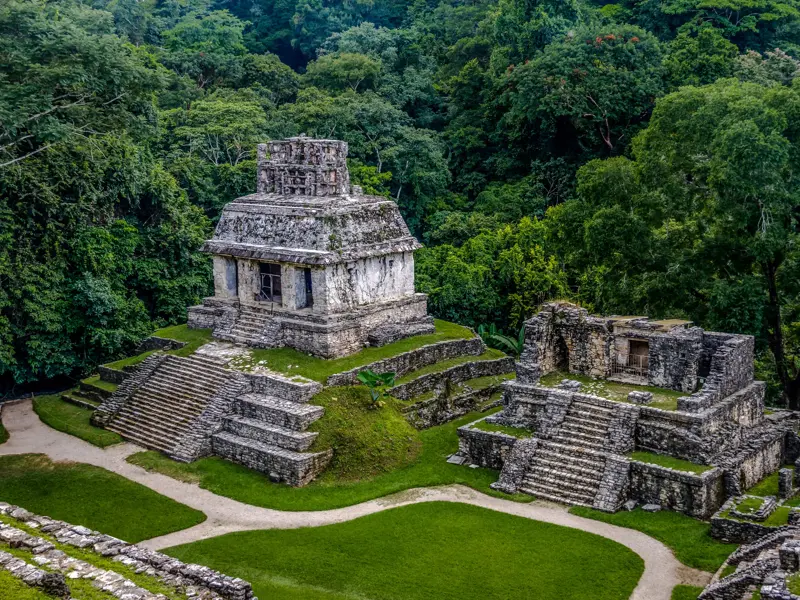 Antike Tempel und Paläste der Maya-Stätte Palenque auf einer Wanderreise durch den tropischen Urwald von Chiapas.