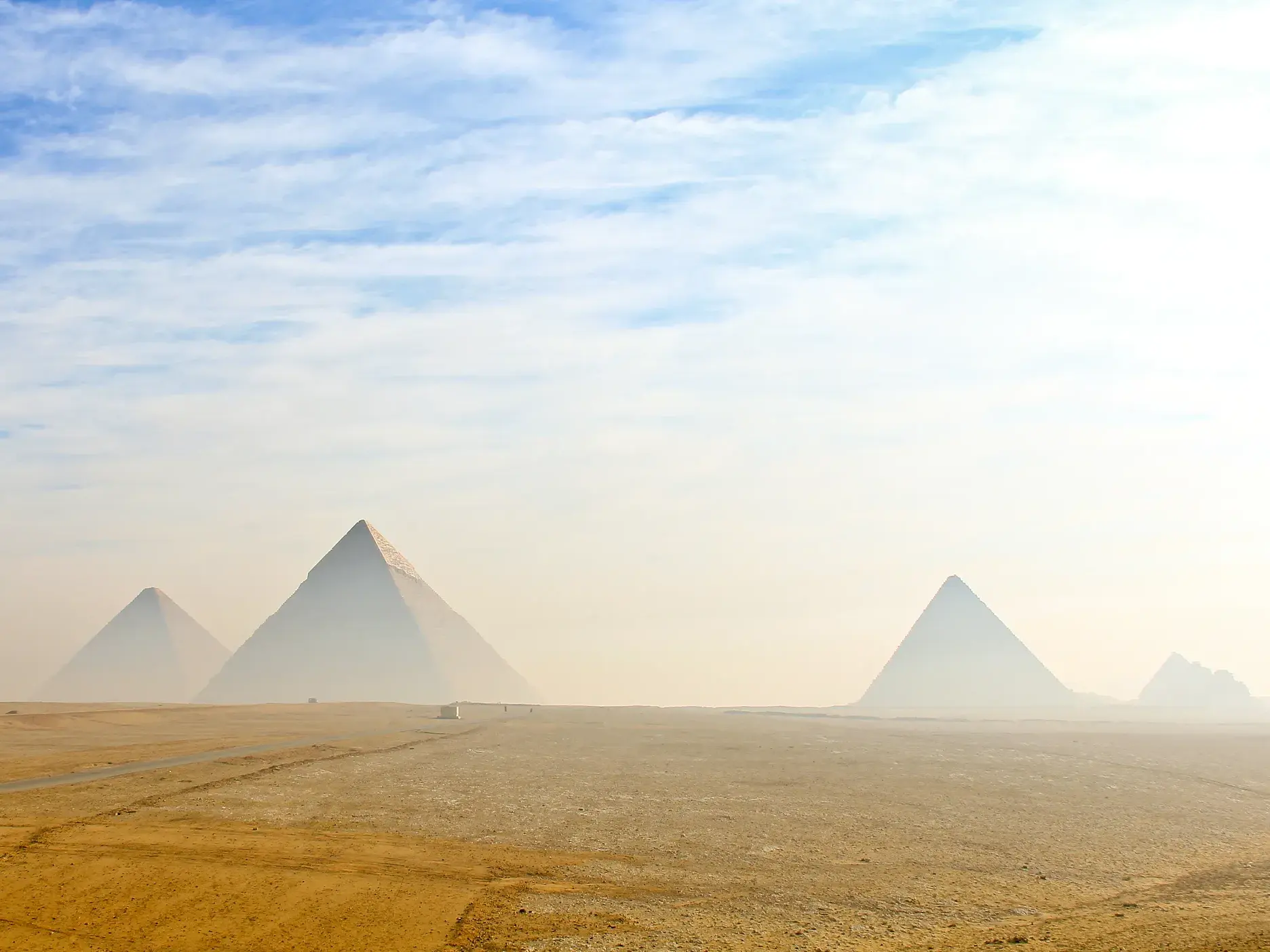 Die Pyramiden von Gizeh, ein Weltwunder der Antike, ragen majestätisch aus der Wüstenlandschaft bei Kairo hervor.