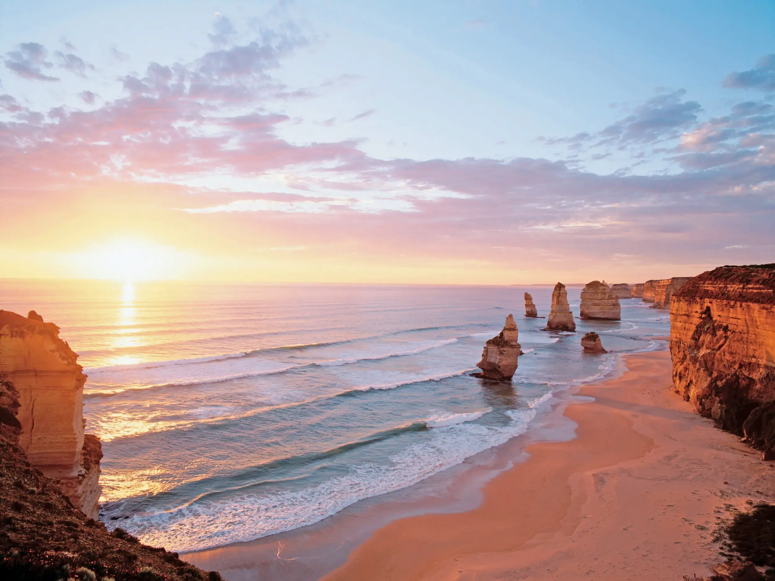 Dramatischer Sonnenuntergang über den Felsformationen der Zwölf Apostel an der Great Ocean Road in Australien.
