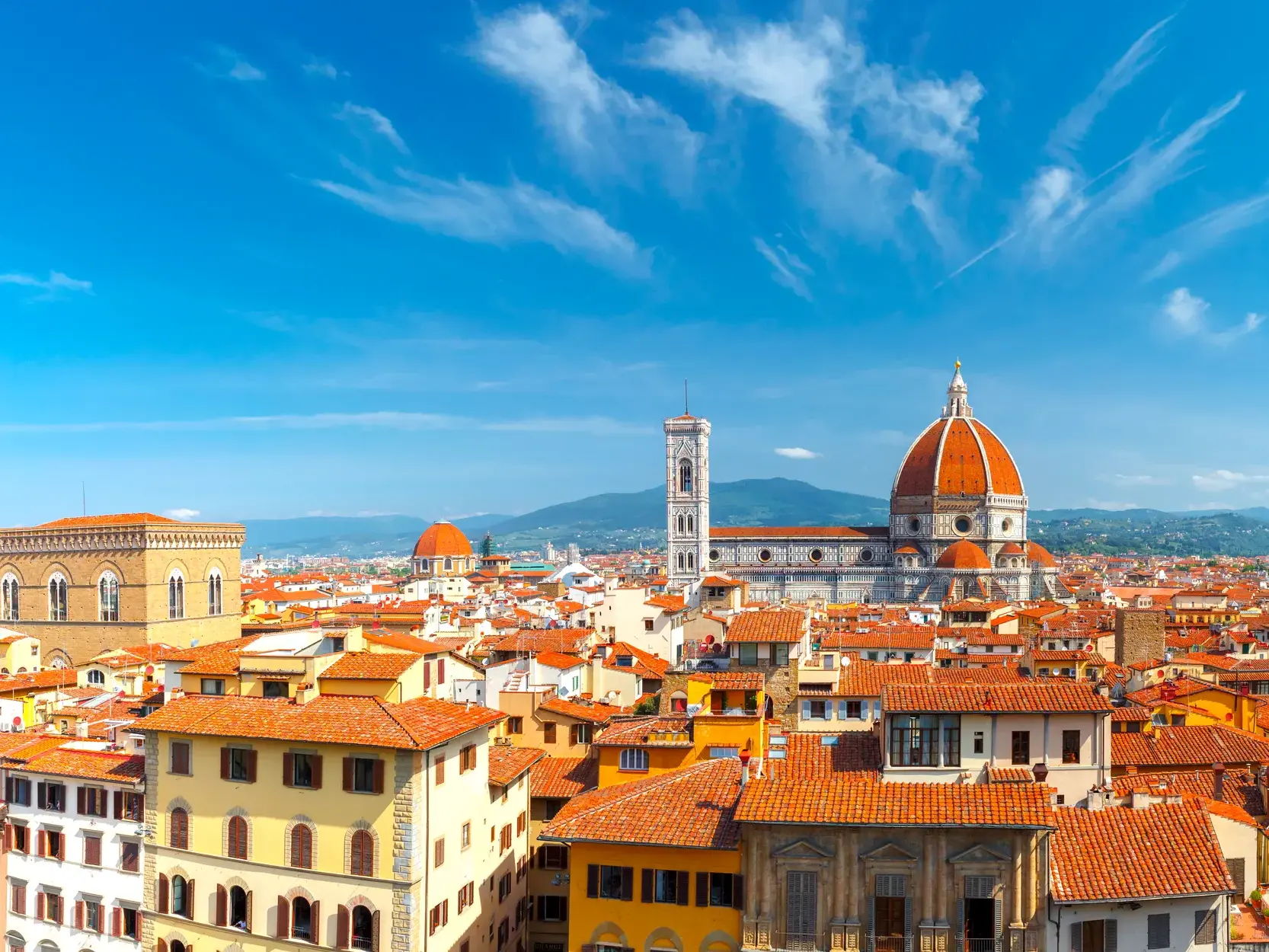 Panoramablick über die Altstadt von Florenz auf den Dom Santa Maria del Fiore und Giottos Glockenturm bei Sonnenschein.