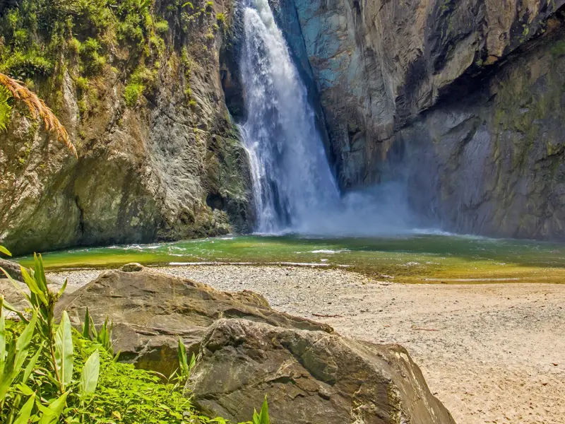 Der Wasserfall Salto Jimenoa 1 in Jarabacoa stürzt an einer steilen, üppig bewachsenen Felswand in die Tiefe.