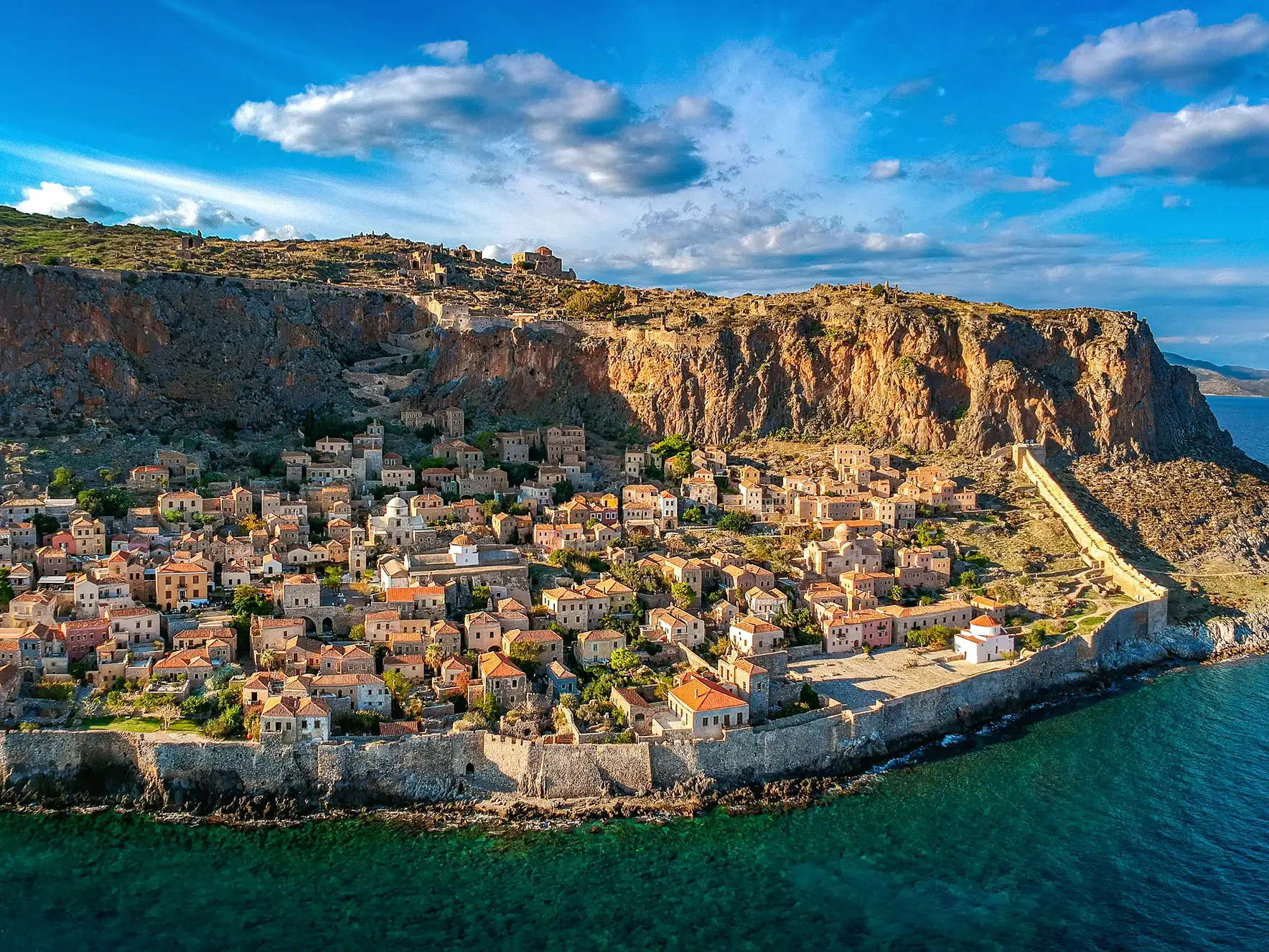 Die mittelalterliche Festungsstadt Monemvasia auf dem Peloponnes, erbaut an einem Felsen direkt am türkisblauen Meer.