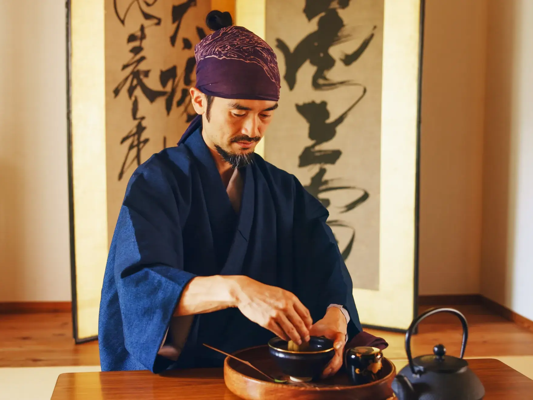 Ein japanischer Teemeister führt auf einer Studienreise in die Kunst der Teezeremonie ein und bereitet Matcha-Tee zu.