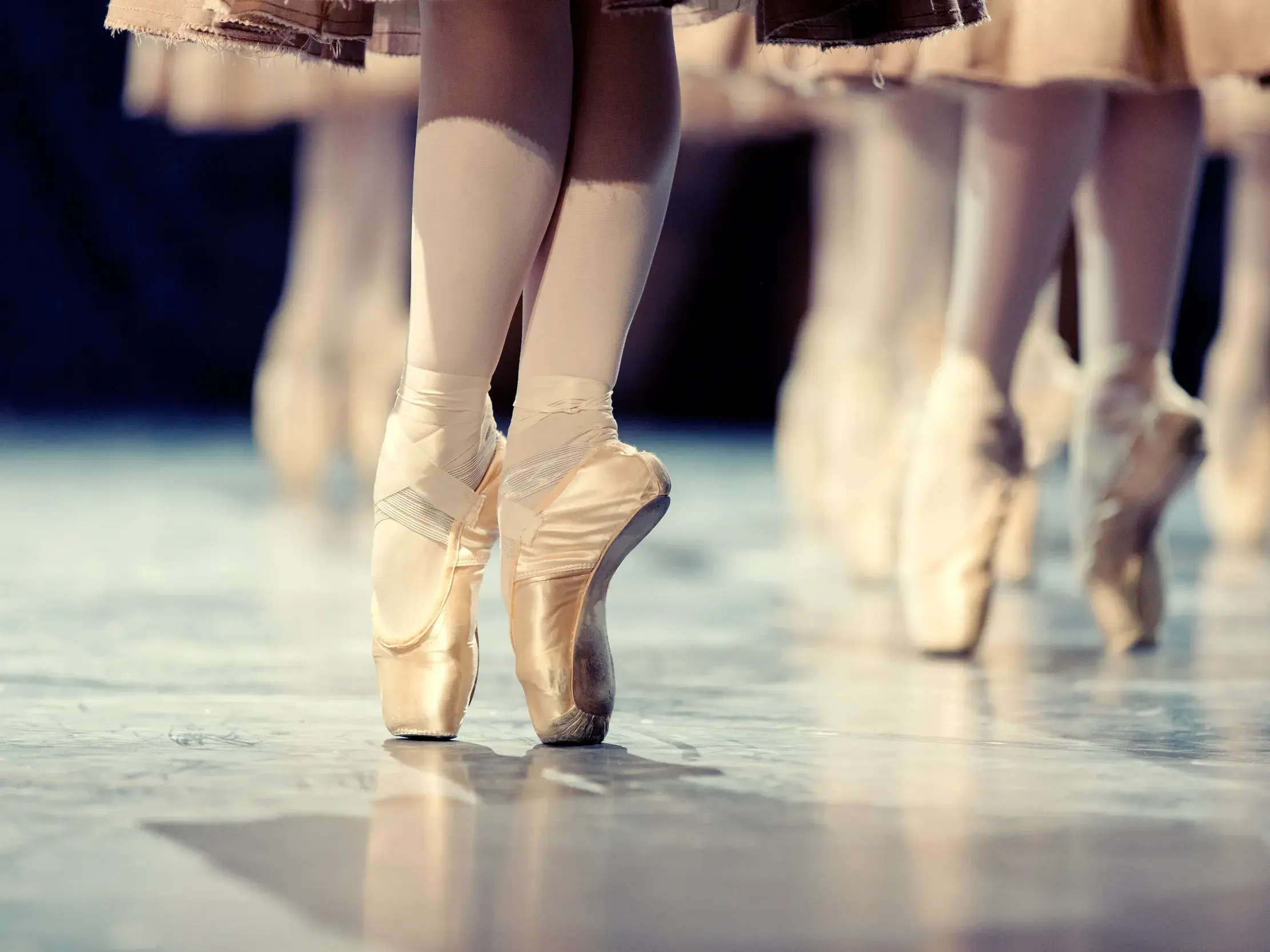 Balletttänzerinnen in Spitzenschuhen auf der Bühne im Opernhaus Leipzig