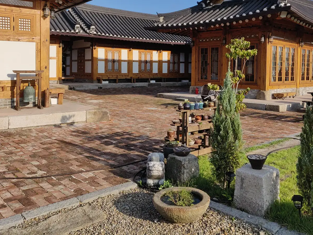 Ruhiger Innenhof einer traditionellen Hanok-Herberge in Südkorea, ein authentisches Erlebnis auf der Kleingruppenreise.