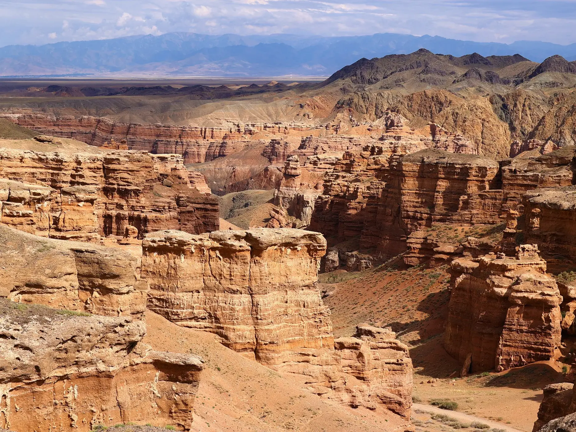 Panoramablick über die turmhohen, roten Felsformationen im Tal der Schlösser des Scharyn-Canyons in Kasachstan.