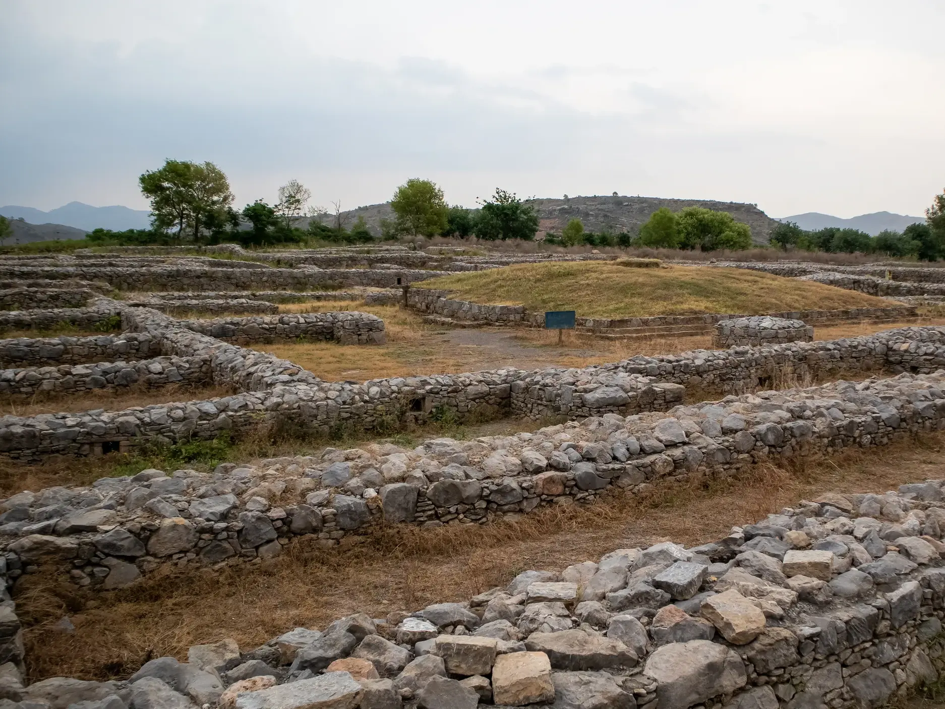 Die historischen Ruinen der antiken Stadt Taxila in Pakistan, ein bedeutendes Zentrum des Buddhismus an der Seidenstraße.