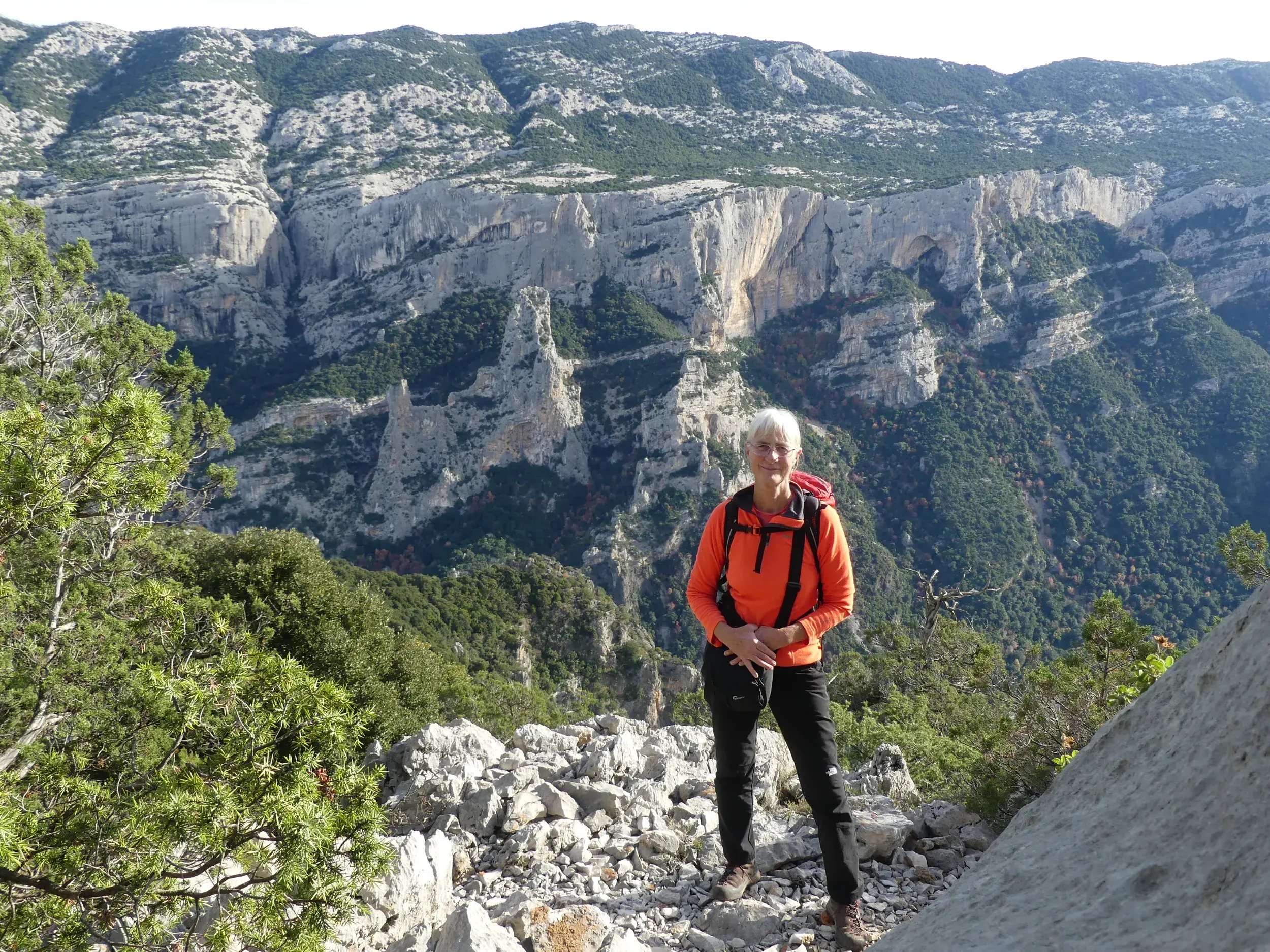 Eine Hauser-Reiseteilnehmerin genießt beim Wandern die Aussicht auf die Felsformationen des Supramonte-Gebirges auf Sardinien.