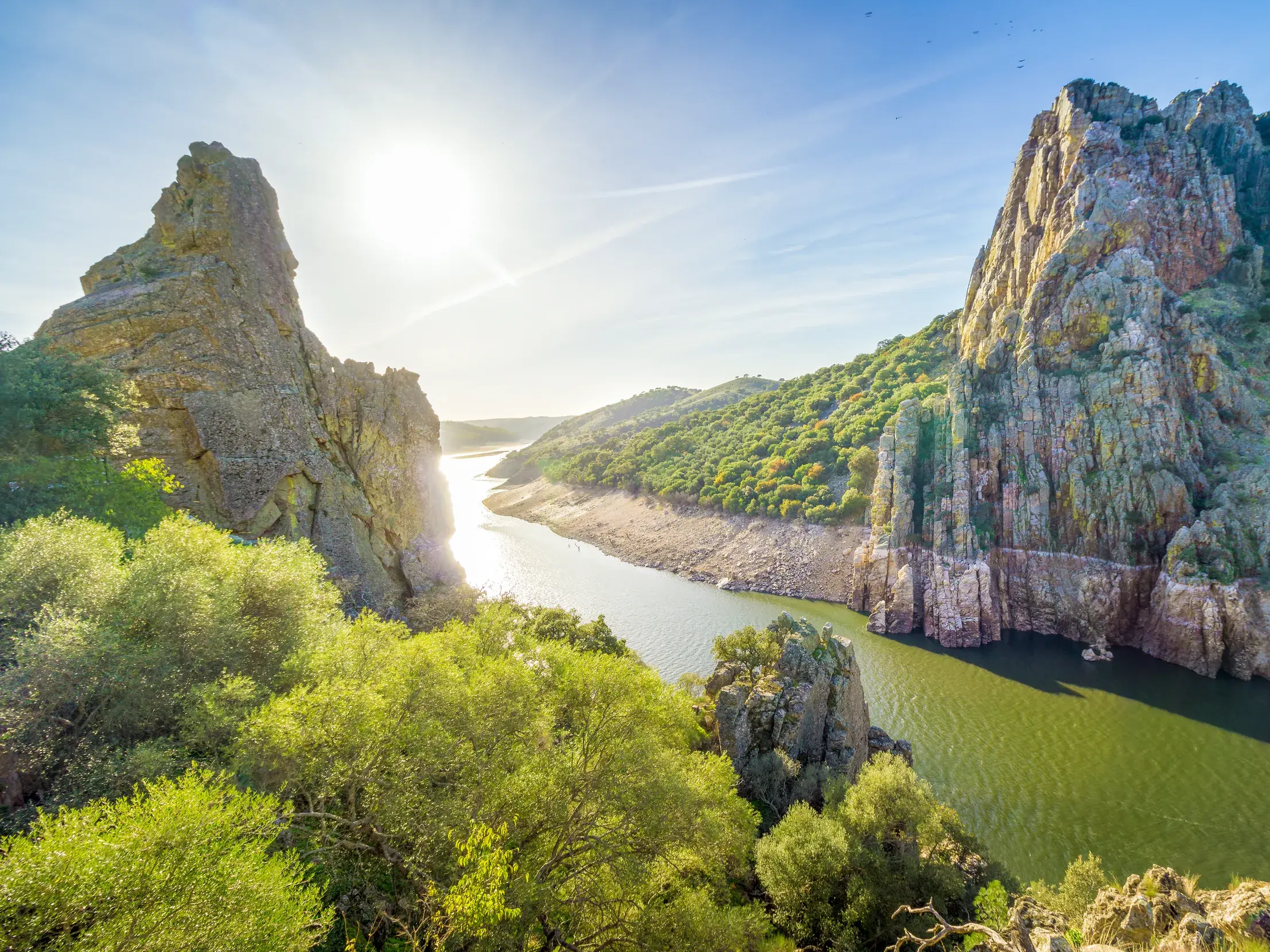Steile Felsen und Fluss im Nationalpark von Monfragüe in der Extremadura bei Sonnenlicht