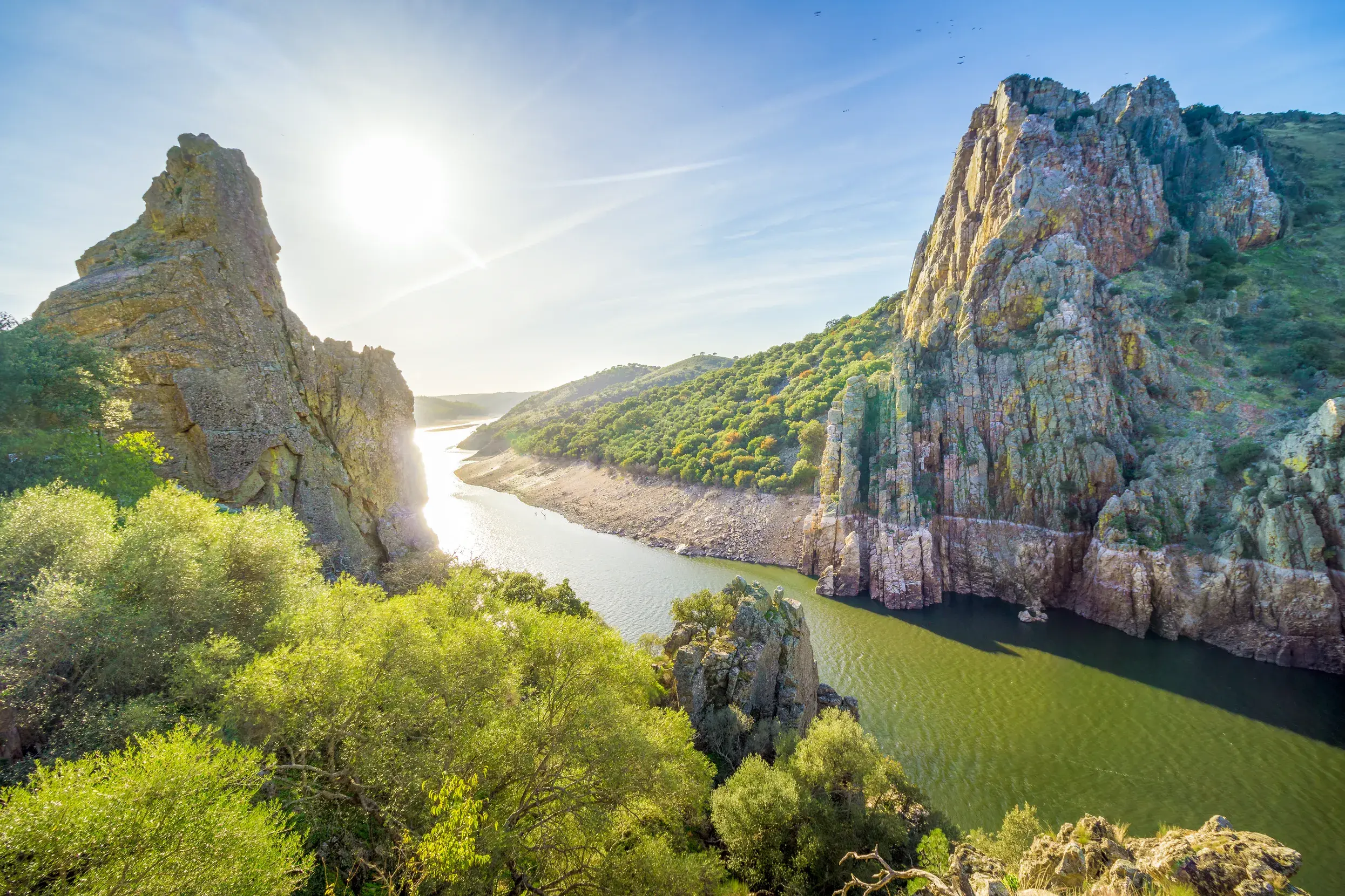 Steile Felsen und Fluss im Nationalpark von Monfragüe in der Extremadura bei Sonnenlicht