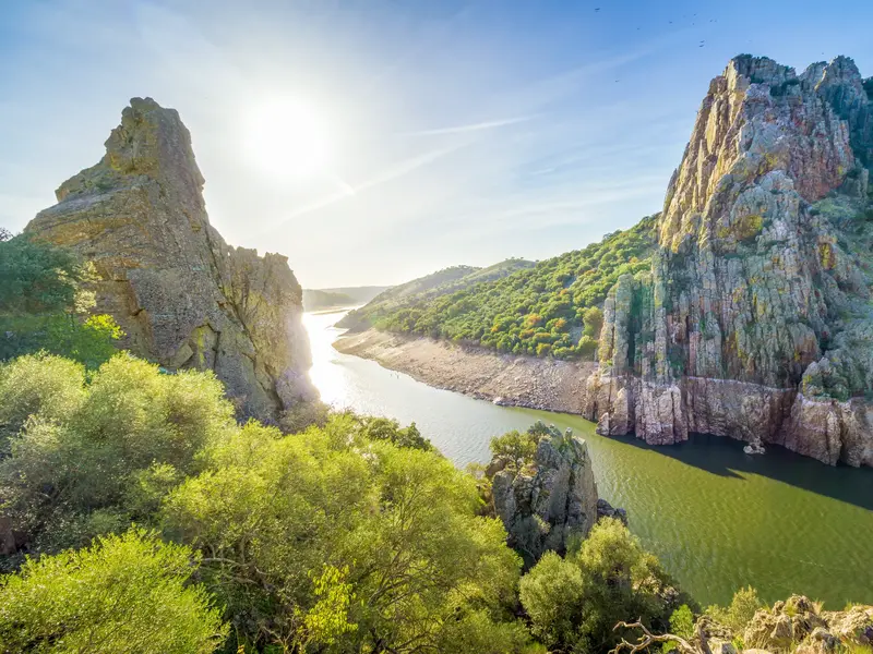 Steile Felsen und Fluss im Nationalpark von Monfragüe in der Extremadura bei Sonnenlicht
