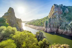Steile Felsen und Fluss im Nationalpark von Monfragüe in der Extremadura bei Sonnenlicht