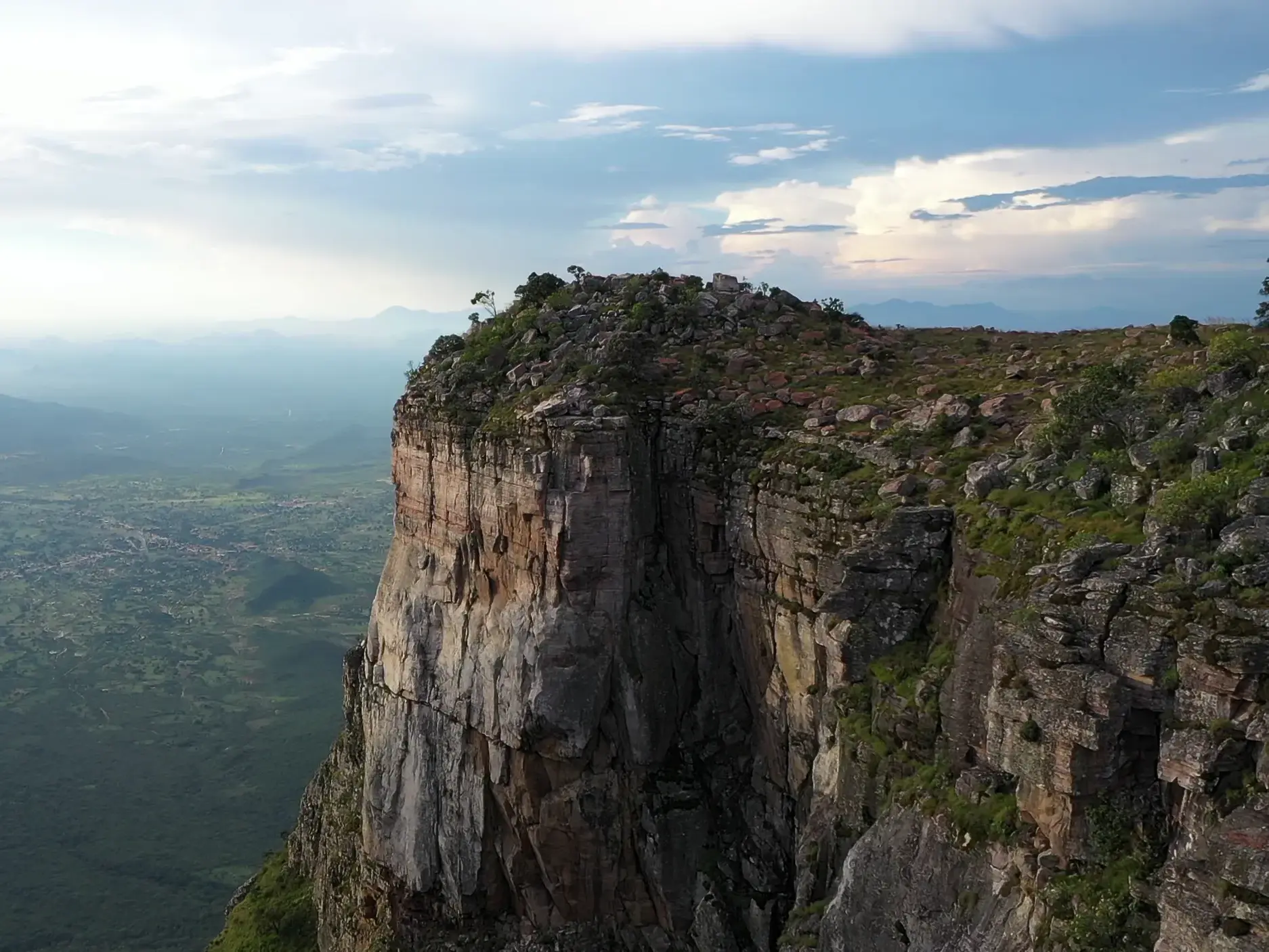 Steile Felsklippe am Tundavala - Aussichtspunkt mit weitem Blick über die grüne Landschaft bei Lubango in Angola.