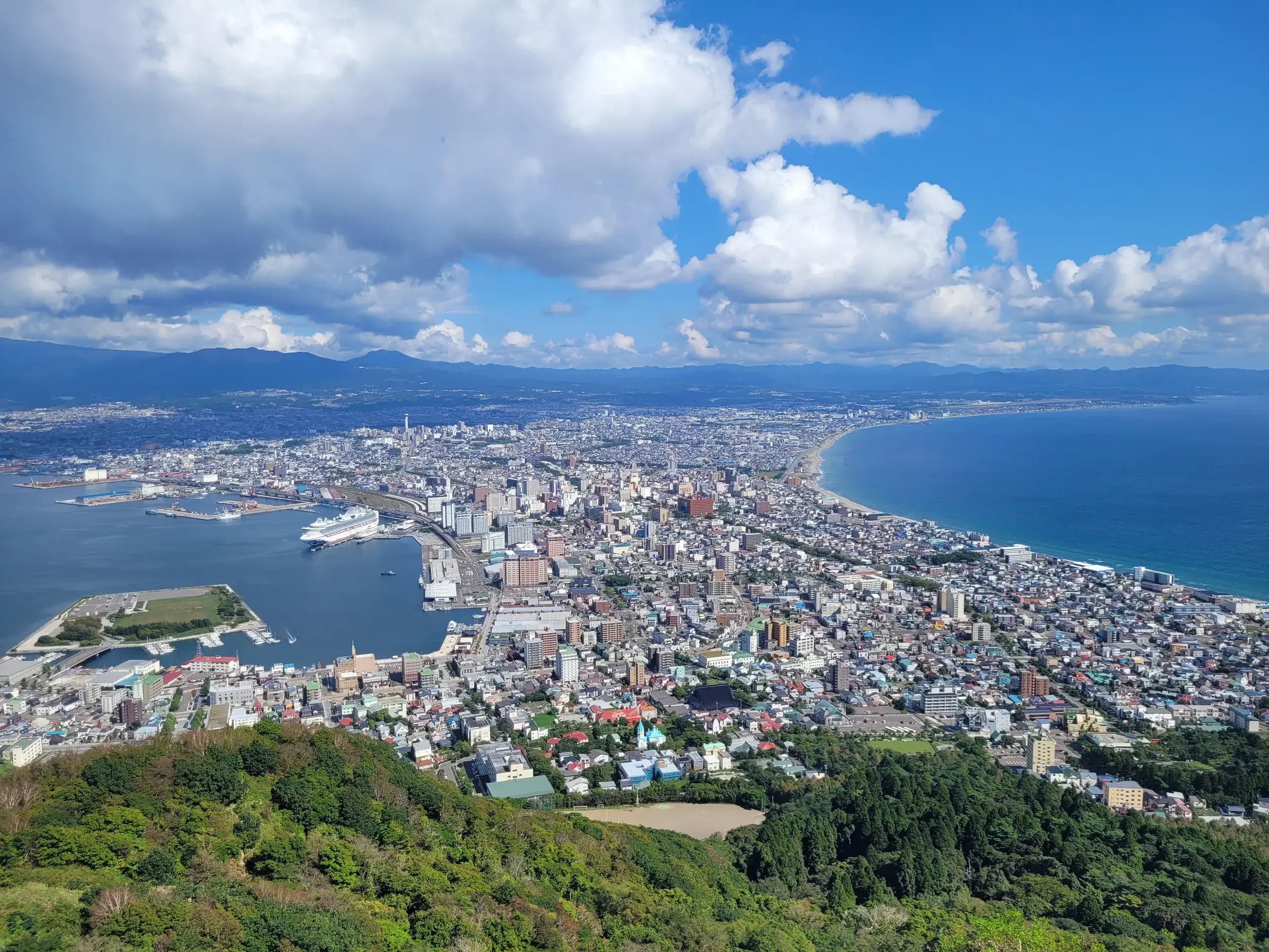 Atemberaubender Panoramablick vom Gipfel des Mt. Hakodate auf die Hafenstadt, die Bucht und die Küste von Hokkaido, Japan.