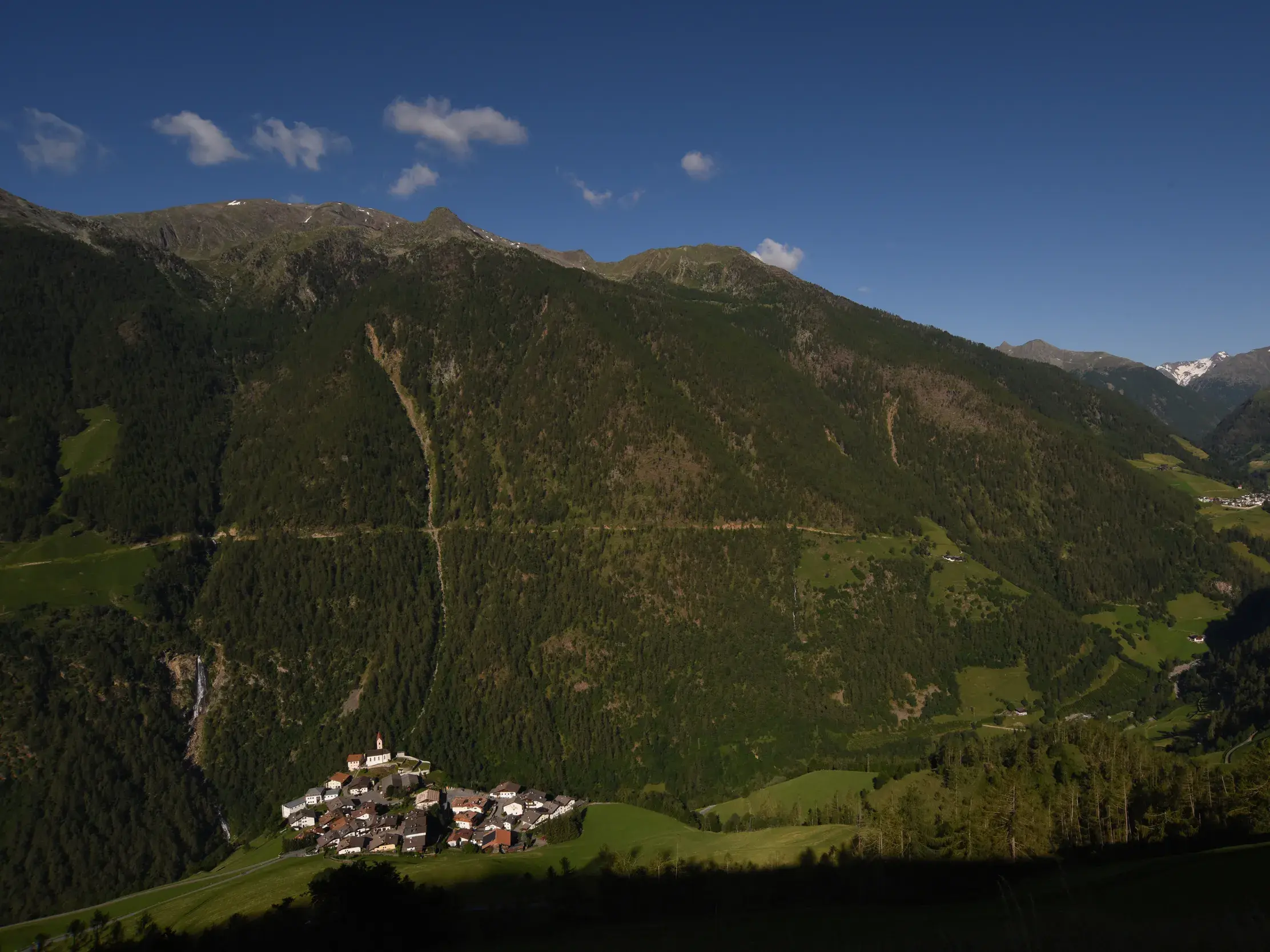 Panoramablick auf das Bergdorf Katharinaberg im Schnalstal auf dem Meraner Höhenweg in der Texelgruppe, Südtirol.