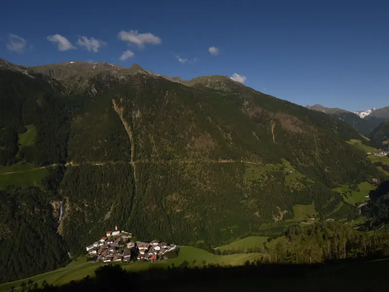Panoramablick auf das Bergdorf Katharinaberg im Schnalstal auf dem Meraner Höhenweg in der Texelgruppe, Südtirol.