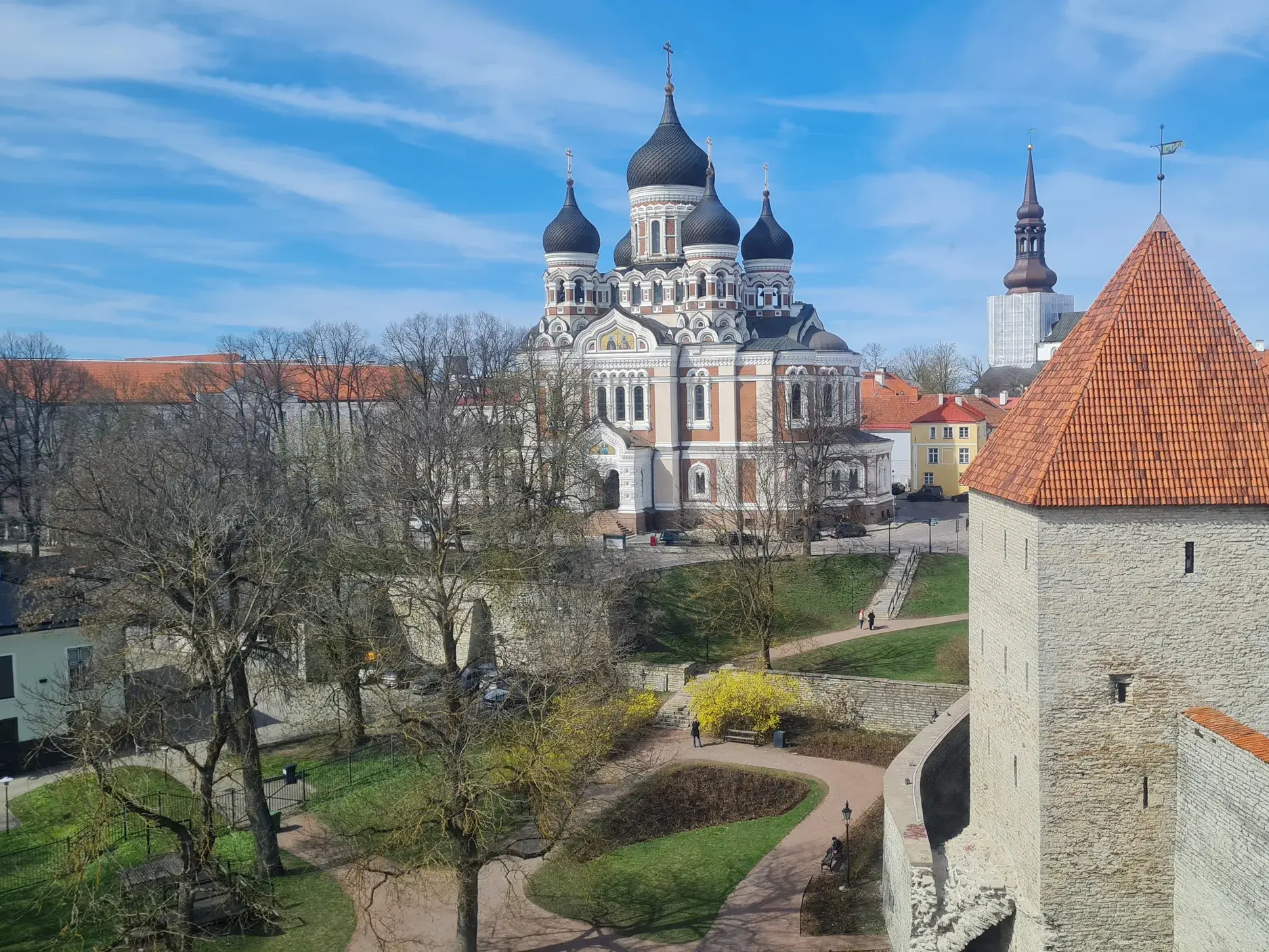 Blick über die historische Stadtmauer auf einen Park und die orthodoxe Kathedrale in der Altstadt von Tallinn, Estland.