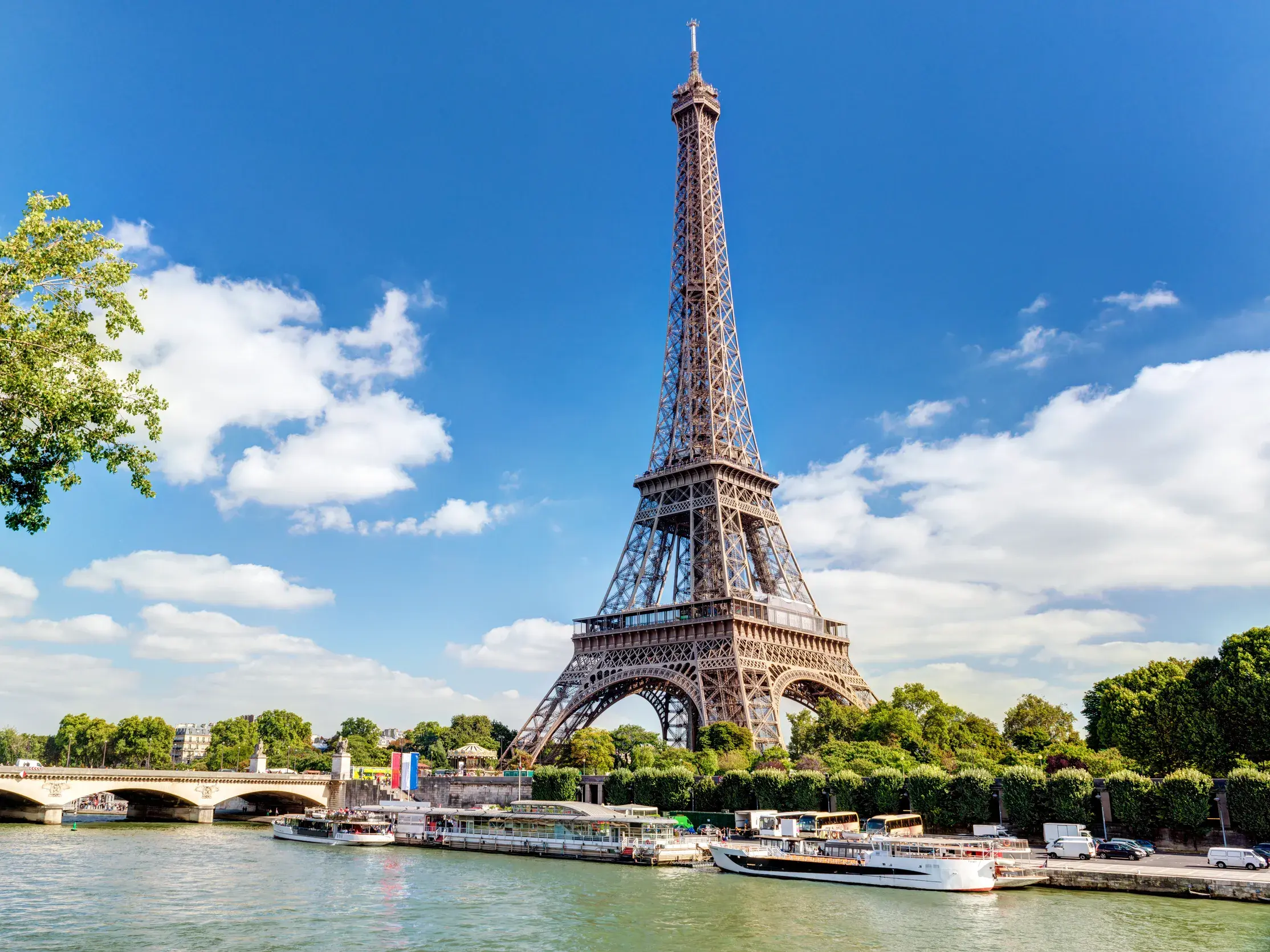 Der Eiffelturm in Paris spiegelt sich in der Seine