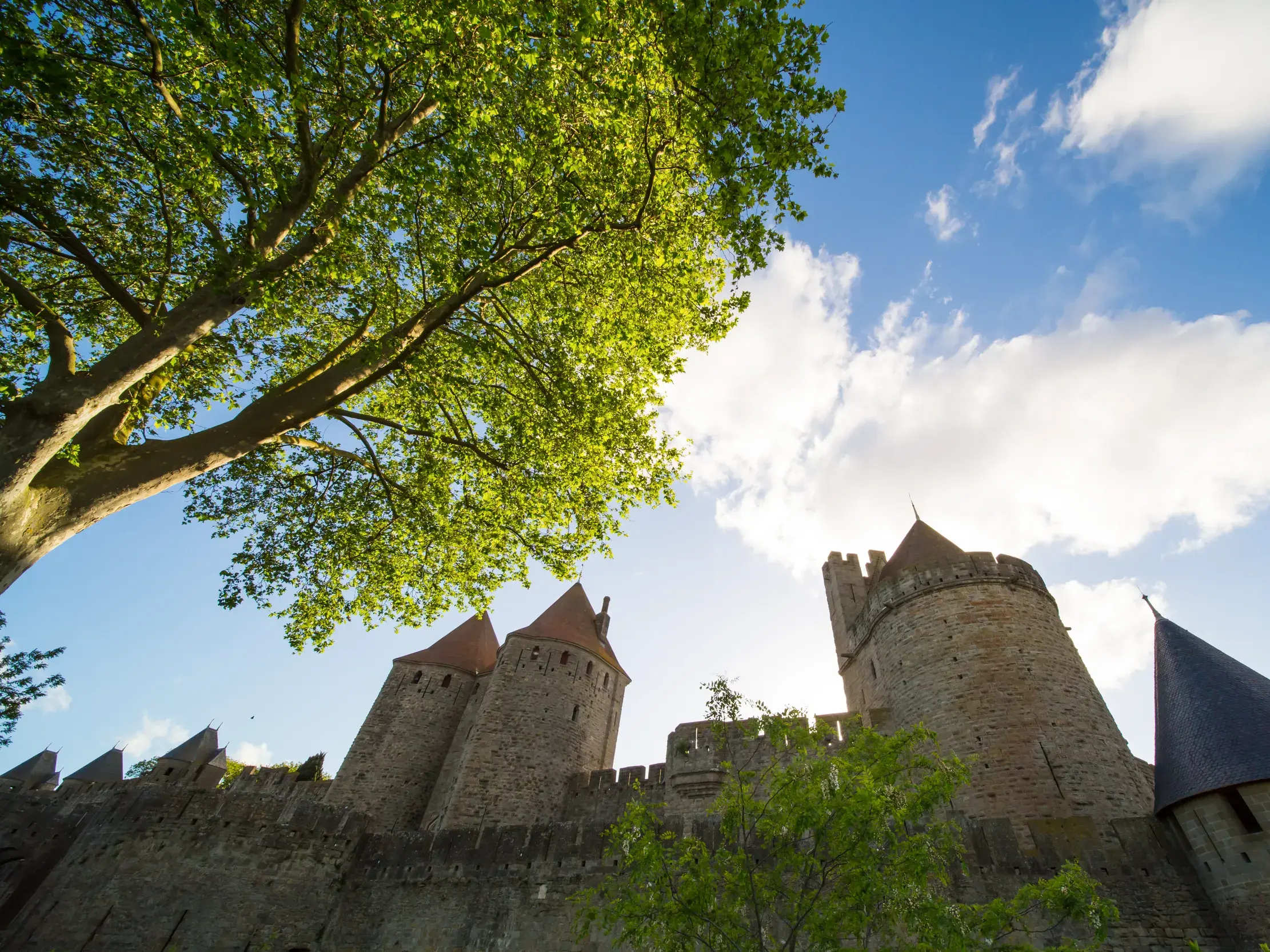 Imposante Mauern und Türme der mittelalterlichen Festung Carcassonne, UNESCO-Welterbe, an einem sonnigen Tag in Südfrankreich.