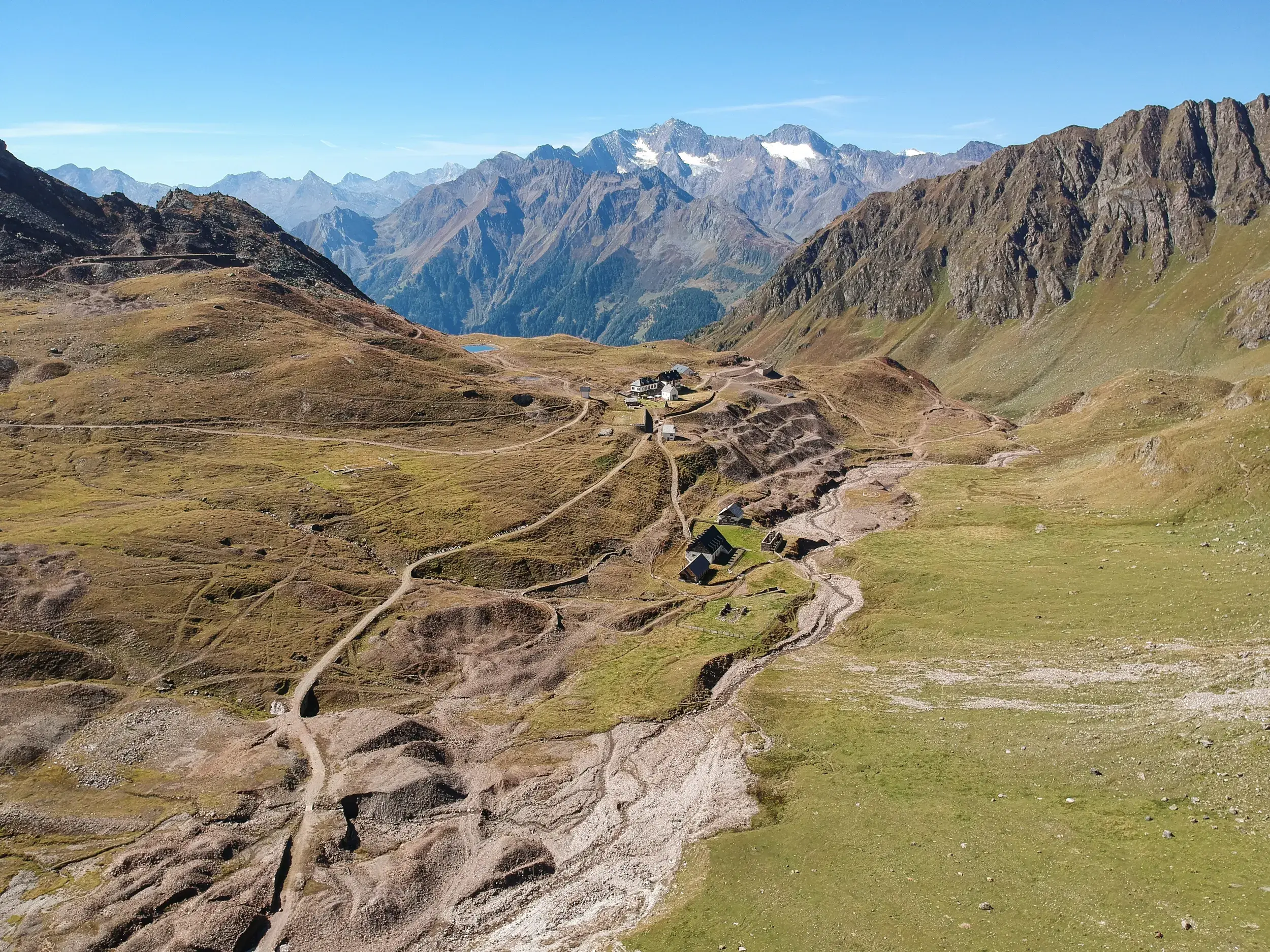 Weite Aussicht auf die ehemalige Knappensiedlung St. Martin am Schneeberg im historischen Abbaugebiet der Stubaier Alpen.