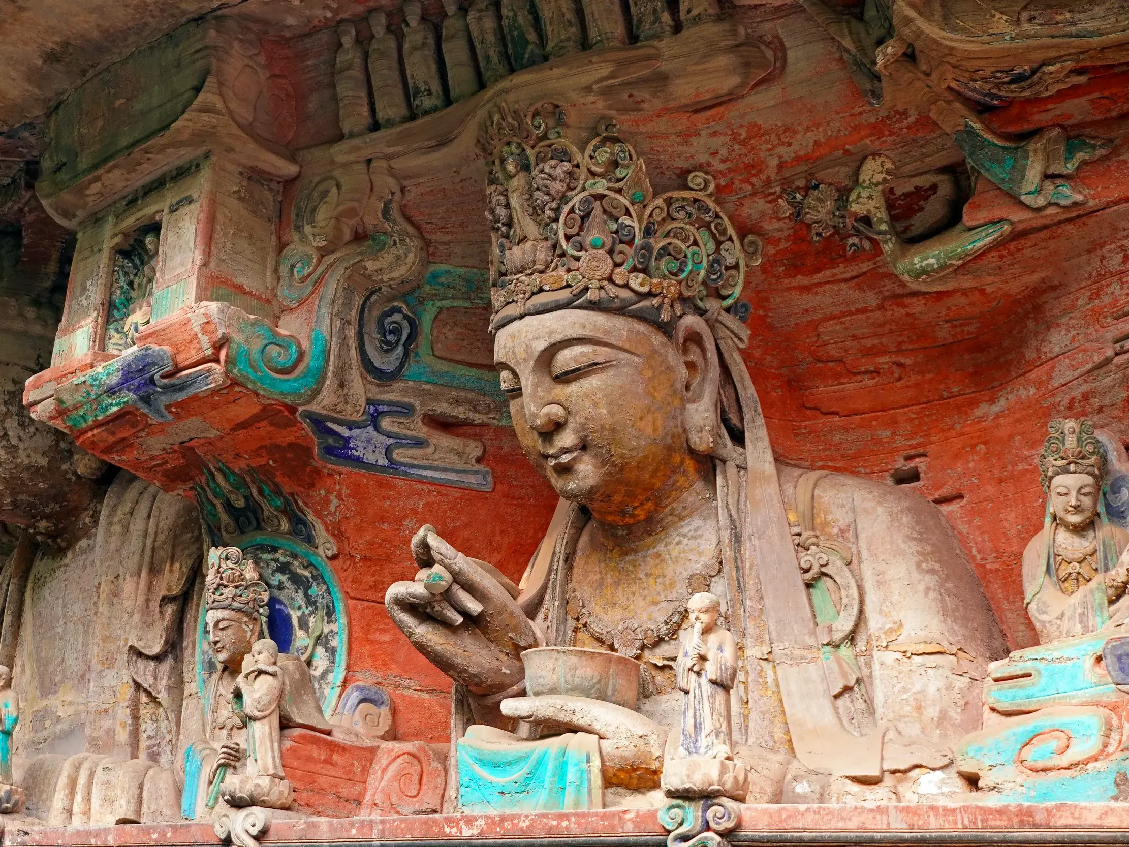 Farbenprächtige, detailreiche Felsreliefs in den buddhistischen Baodingshan-Grotten bei Dazu, UNESCO-Welterbe in Sichuan.
