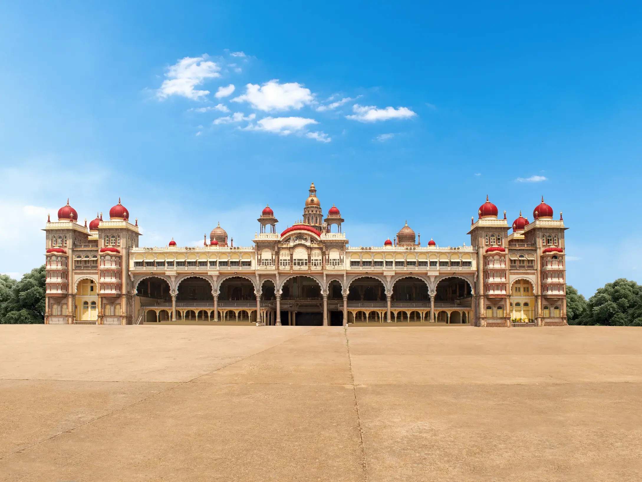 Der imposante Maharadschapalast in Mysore, ein Highlight der geführten Rundreise durch Südindien bei strahlend blauem Himmel.