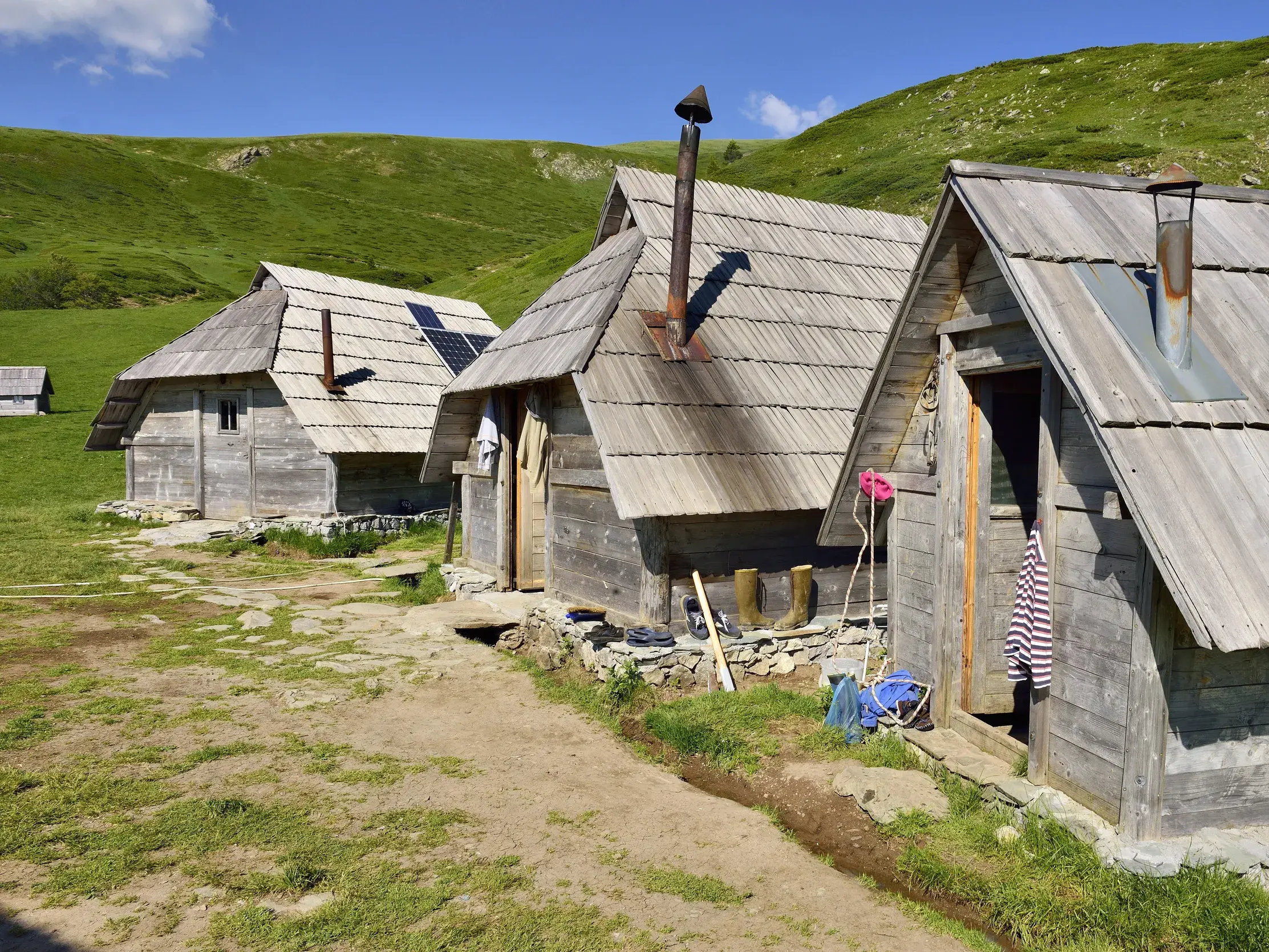 Rustikale Holzhütten einer Bergbauernfamilie im Bjelasica-Gebirge bei einer Wanderreise durch Montenegro an einem Sonnentag.