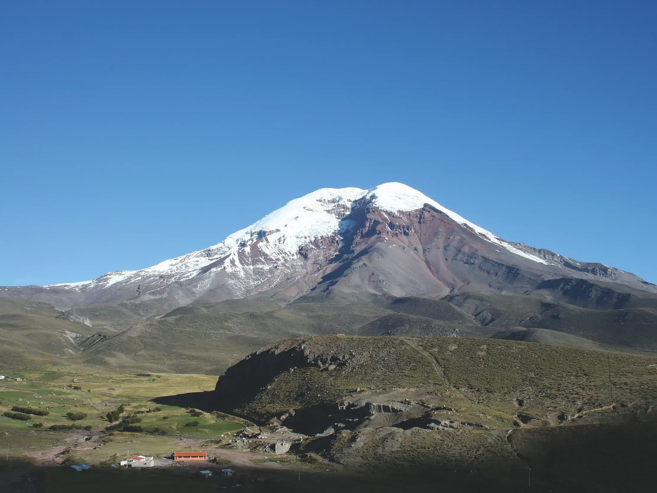 Sonnige Ansicht des schneebedeckten Vulkans Chimborazo, dem höchsten Berg Ecuadors, im Chimborazo Nationalpark.