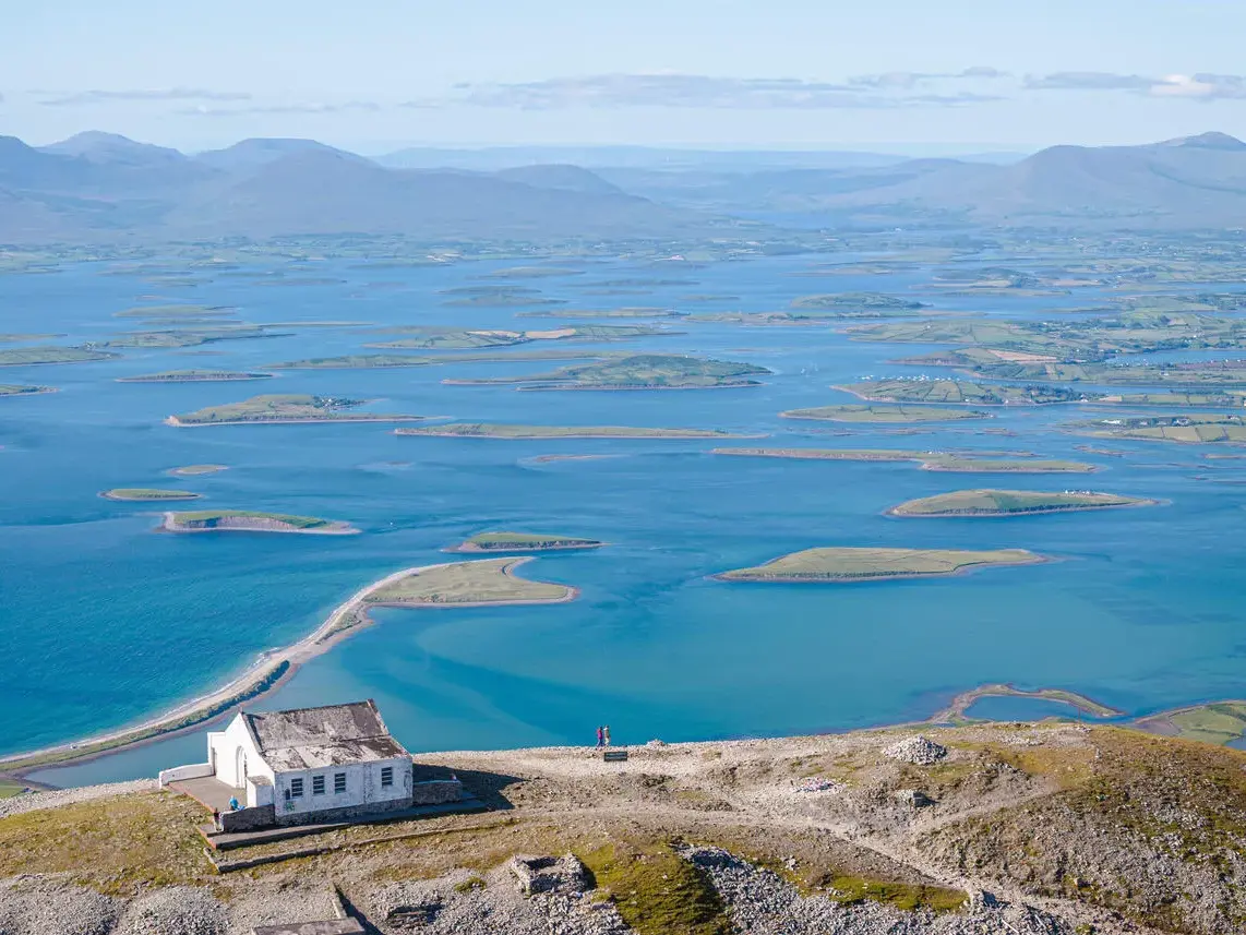 Weite Aussicht vom Croagh Patrick über die malerische Inselwelt der Clew Bay an Irlands Westküste.
