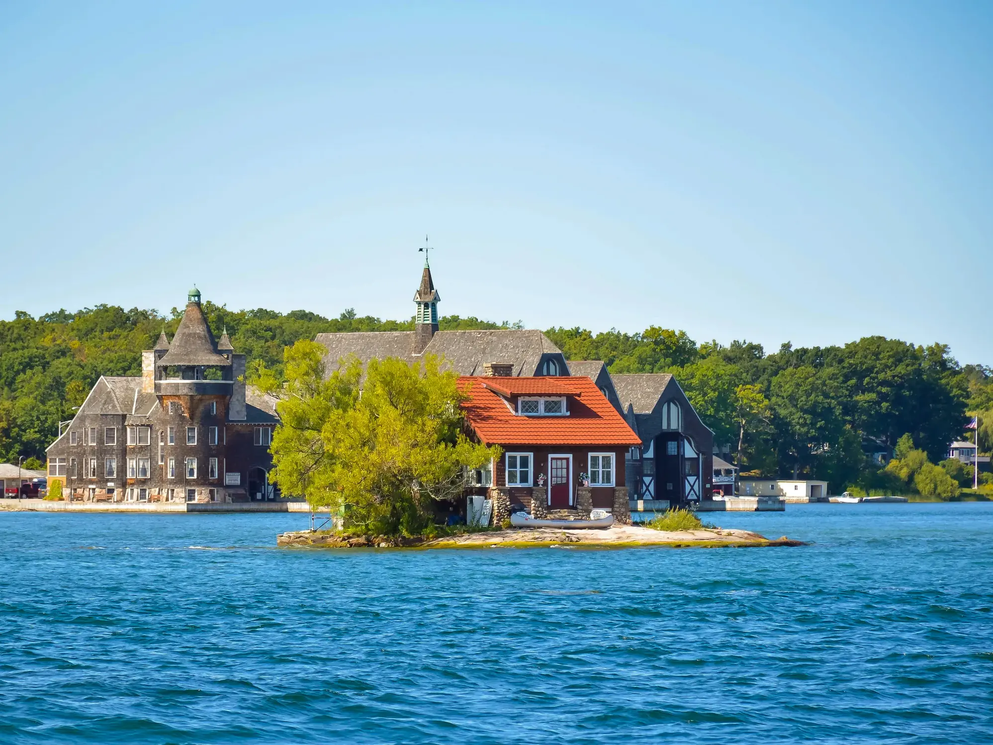 Historisches Anwesen auf einer Insel der Thousand Islands im Sankt-Lorenz-Strom, ein Highlight der Radreise in Ostkanada.