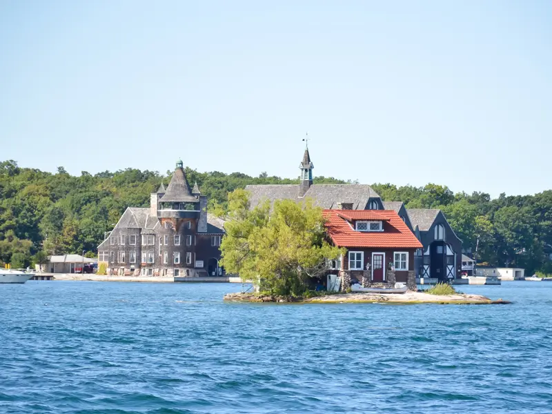 Historisches Anwesen auf einer Insel der Thousand Islands im Sankt-Lorenz-Strom, ein Highlight der Radreise in Ostkanada.