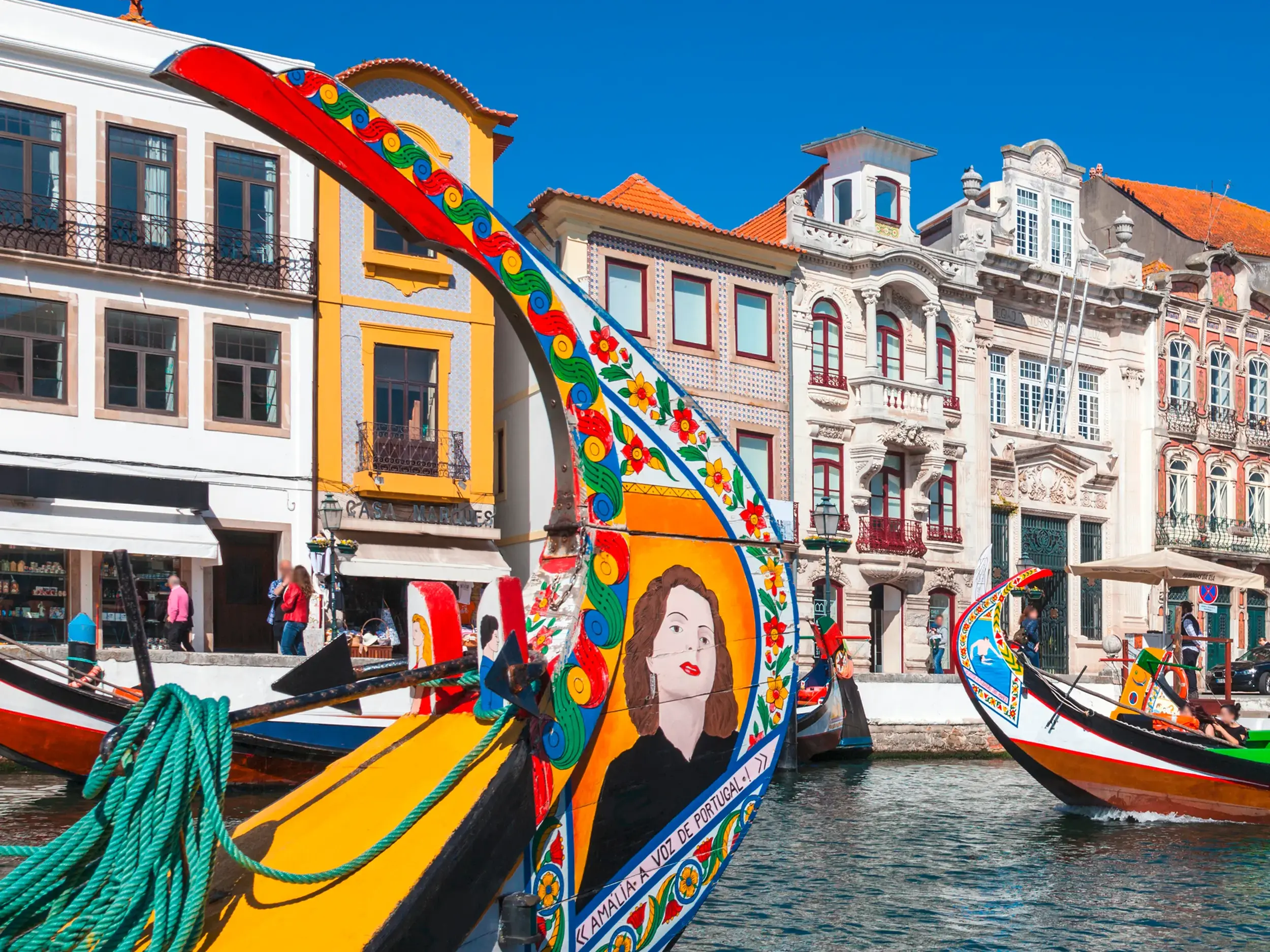 Farbenfroher Bug eines Moliceiro-Bootes auf einem Kanal in Aveiro, im Hintergrund schmucke Jugendstilfassaden.