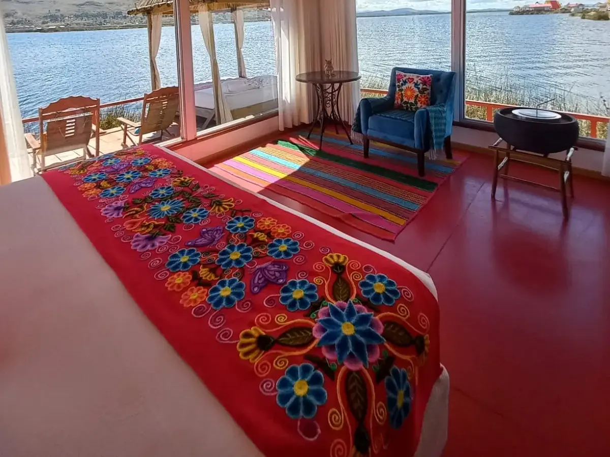 Gemütliches Zimmer im Homestay auf den schwimmenden Inseln der Uros mit Panoramablick auf den Titicacasee in Peru.