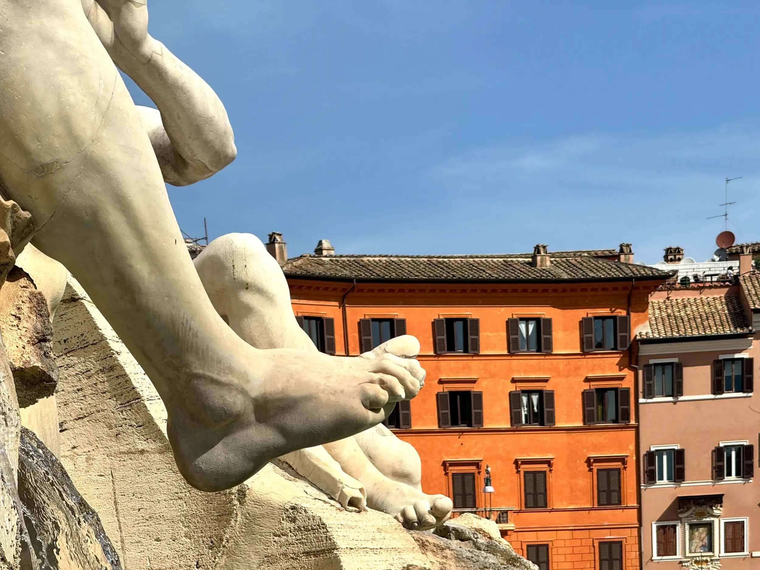 Detail der barocken Marmorfigur auf Berninis Vierströmebrunnen auf der sonnenbeschienenen Piazza Navona in Rom.