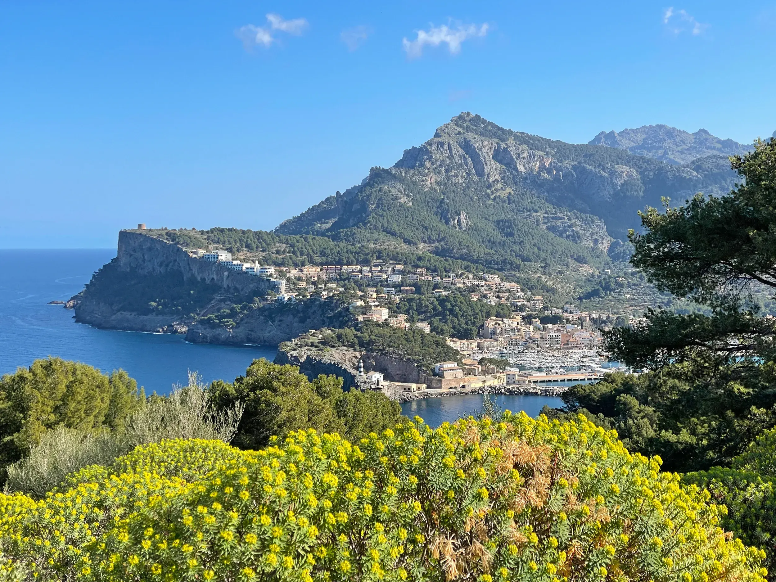 Aussicht beim Wandern auf die Bucht von Port de Sóller, eingebettet in die Berge der Serra de Tramuntana auf Mallorca.
