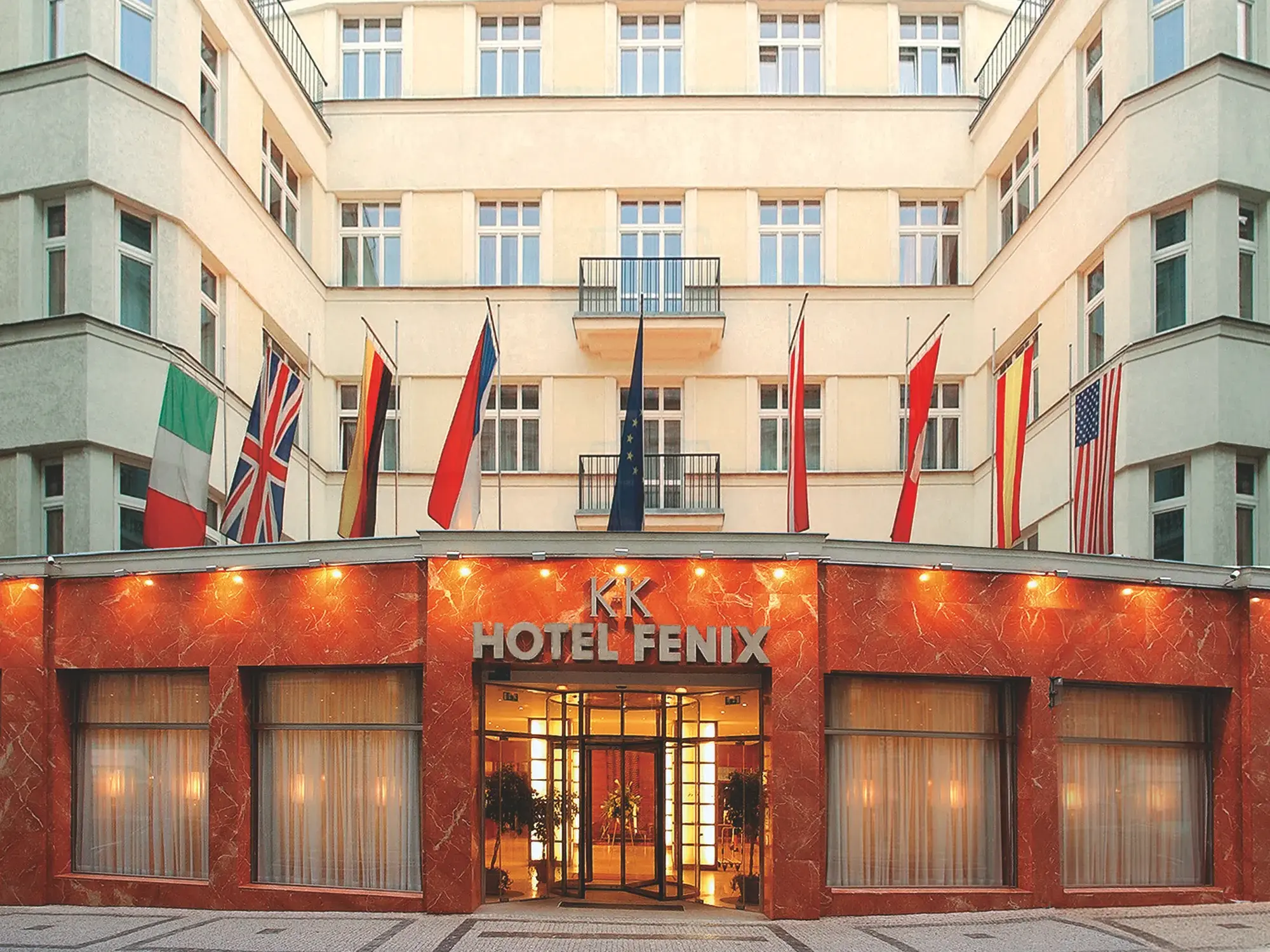 Der beleuchtete Eingangsbereich des K+K Hotel Fenix in Prag.