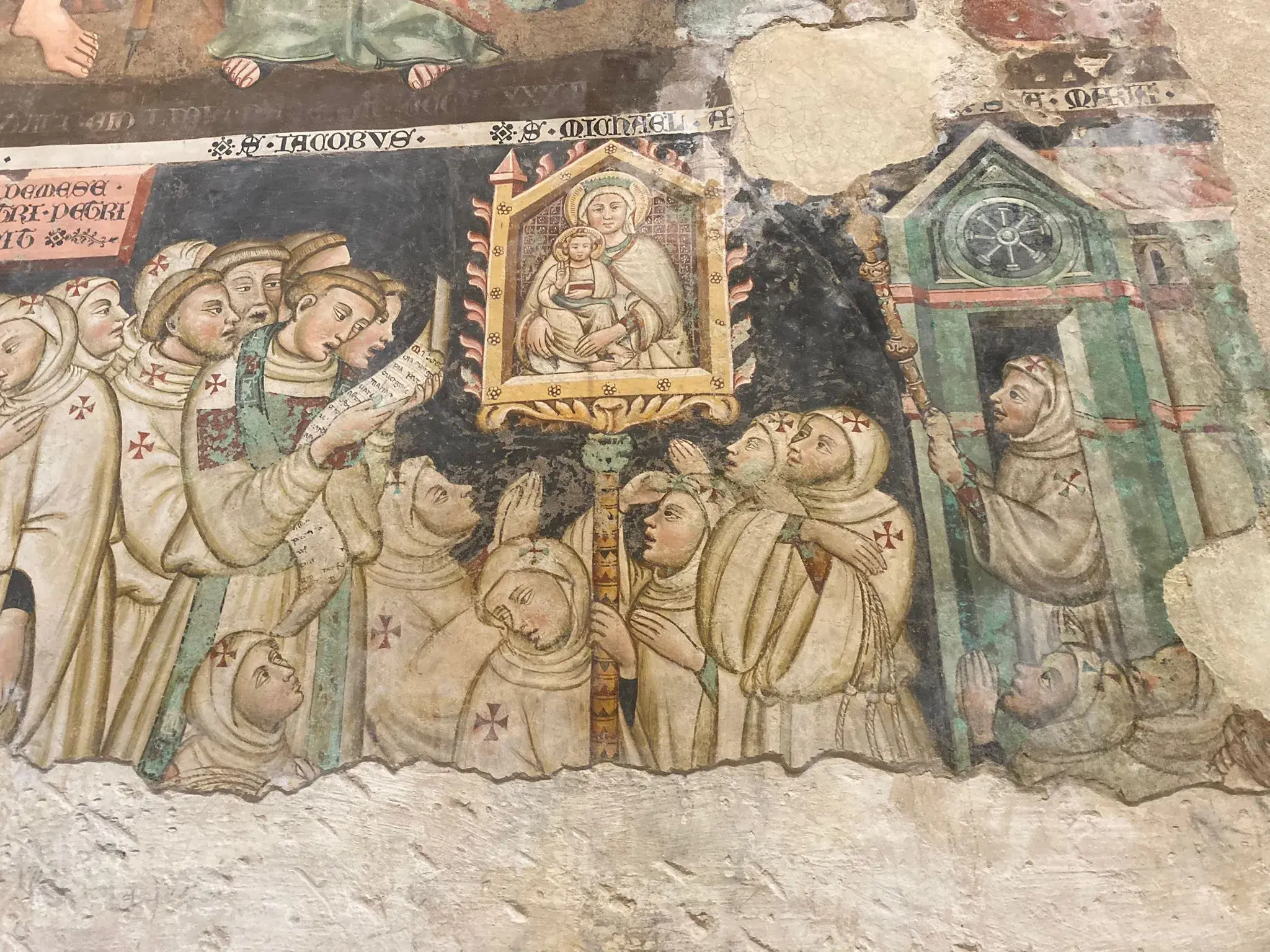 Historisches Fresko in der Basilika des heiligen Franz von Assisi zeigt eine andächtige Prozession von Mönchen in Umbrien.