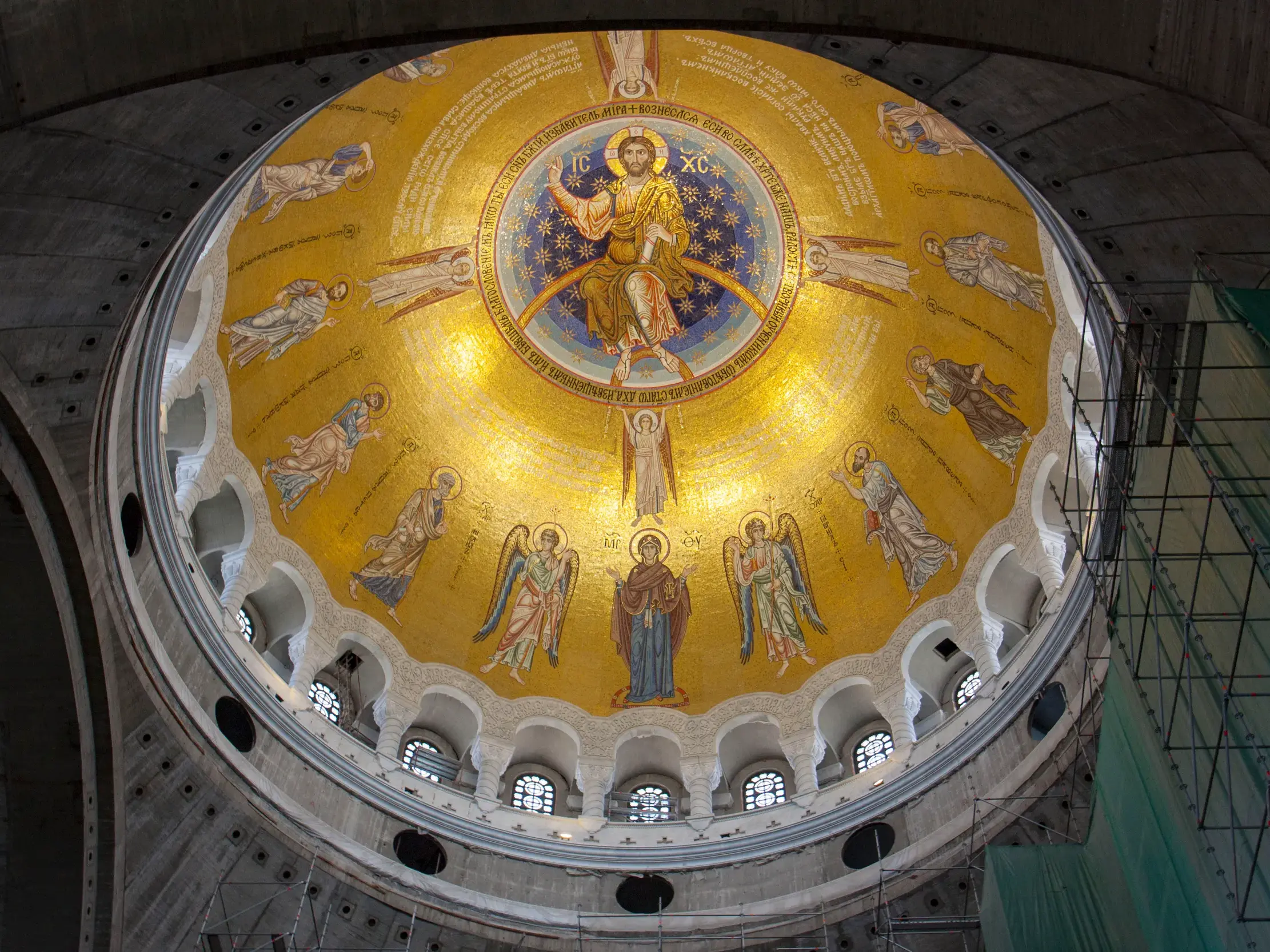 Das monumentale goldene Mosaik in der Kuppel der Sava-Kirche in Belgrad zeigt Christus Pantokrator und weitere Heilige.