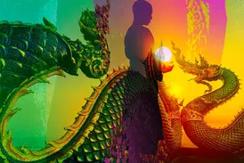 Künstlerische Collage mit mythischen Naga-Skulpturen und Buddha-Silhouette vor einem farbenfrohen Sonnenuntergang in Indochina.