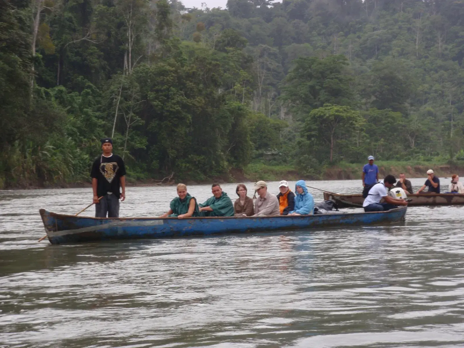 Hauser-Reisegruppe in einem Langboot auf dem Río Sierpe, unterwegs durch den Regenwald zum Corcovado-Nationalpark.