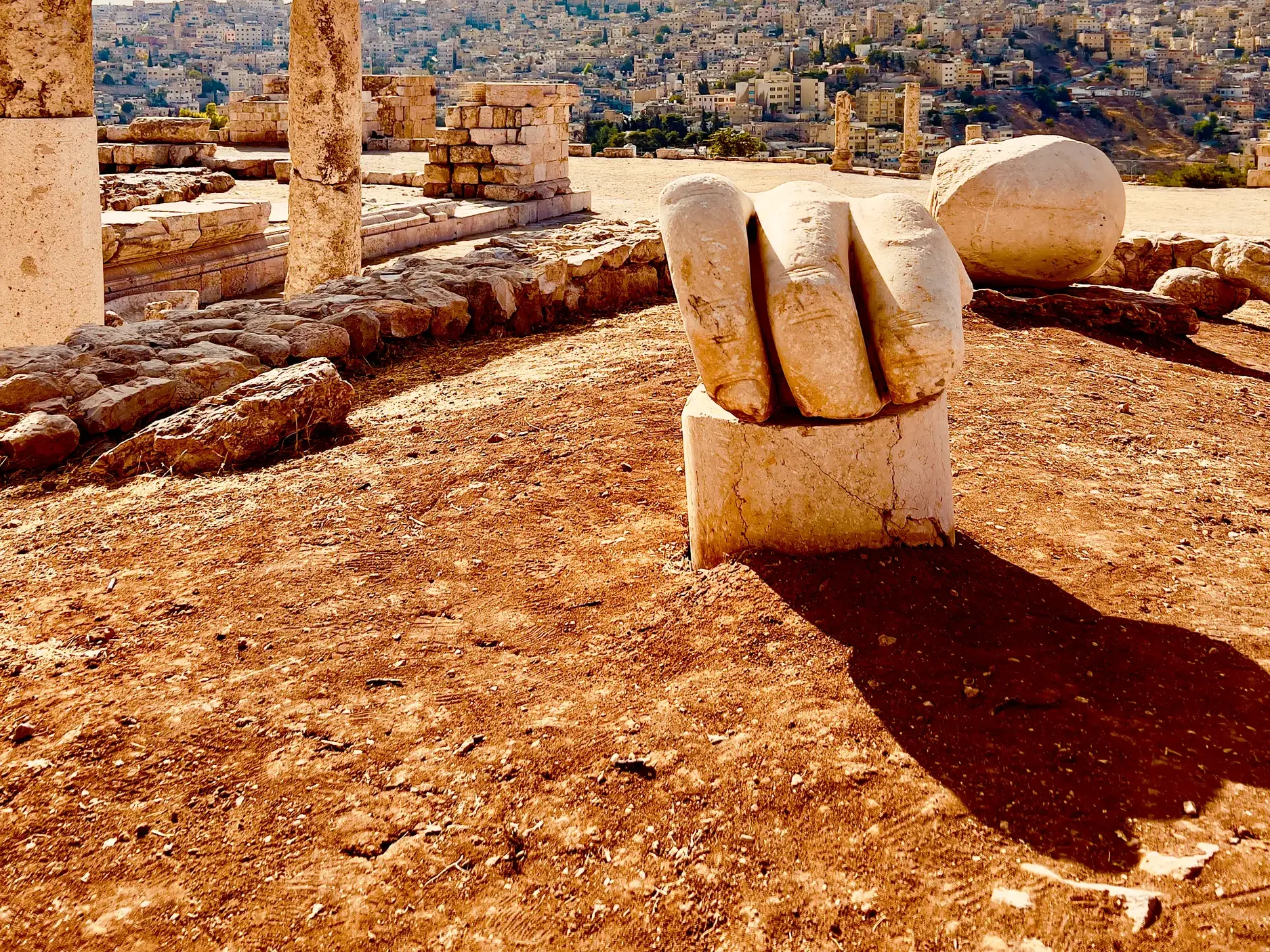 Die steinerne Hand des Herkules auf der Zitadelle von Amman, ein Höhepunkt der Studienreise durch Jordanien bei Sonnenschein.