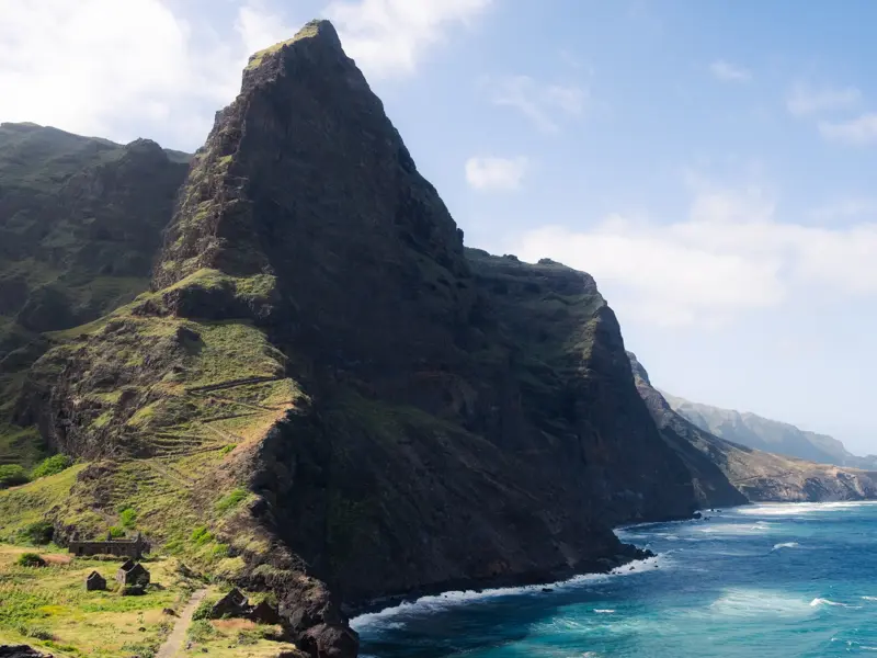 Spektakulärer Trekkingpfad entlang der grünen Steilküste von Santo Antão, hoch über dem tosenden Atlantik auf den Kapverden.