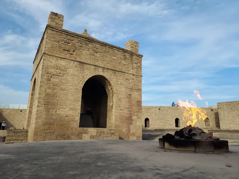 Flammen des ewigen Feuers lodern in einer Feuerstelle im Innenhof des historischen Feuertempels Ateschgah nahe Baku.