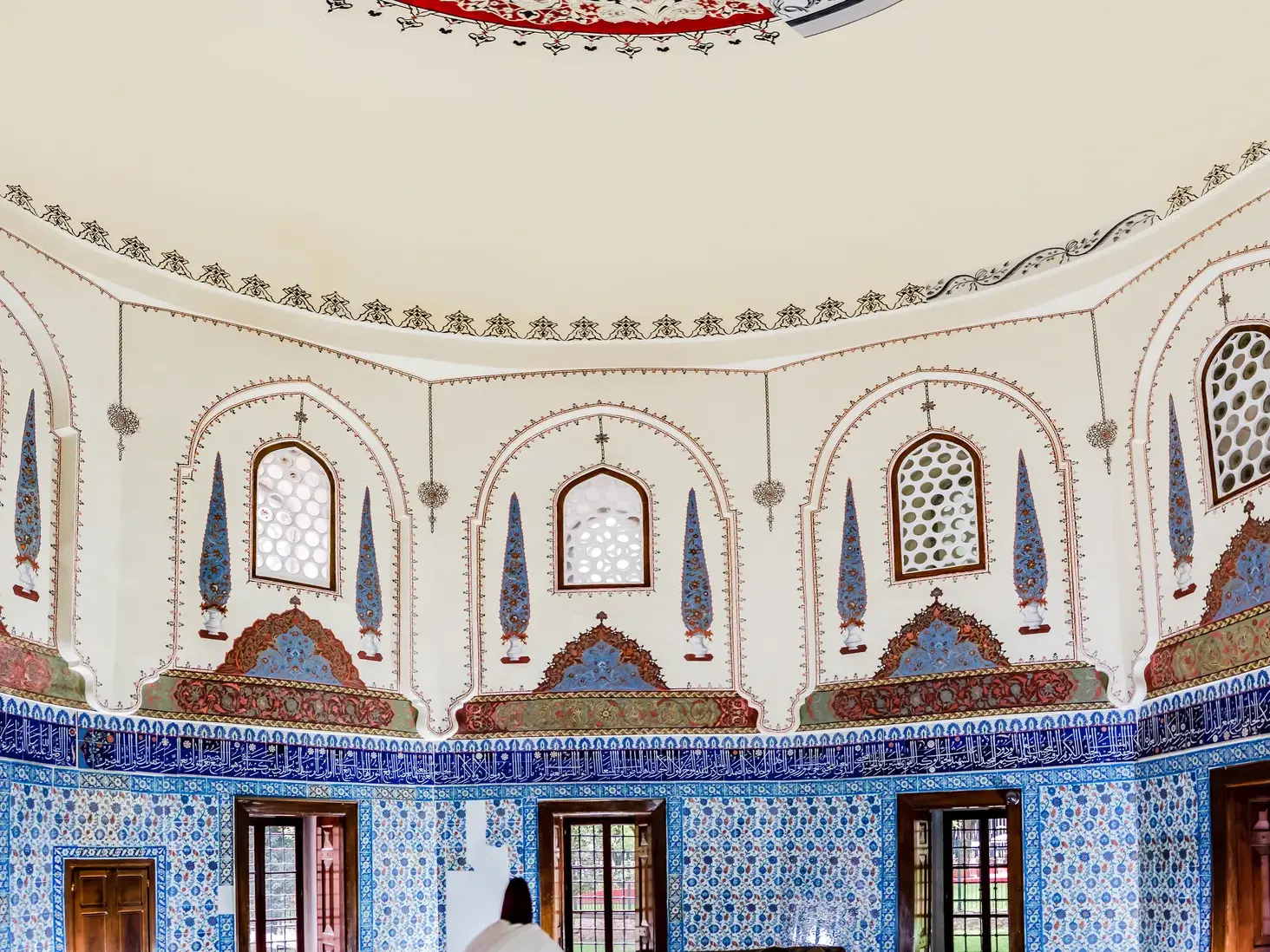 Kunstvoll mit blauen Kacheln und Malereien verzierte Wände und Decke in einem Raum des Harems im Topkapi-Palast in Istanbul.