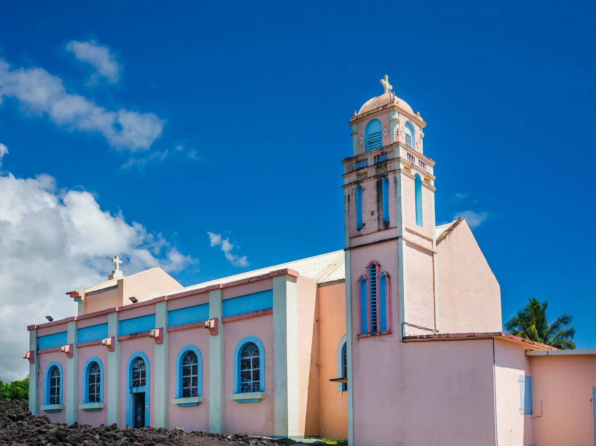 Die rosafarbene Kirche Notre Dame des Laves auf La Réunion, die wie durch ein Wunder von Lava verschont wurde.